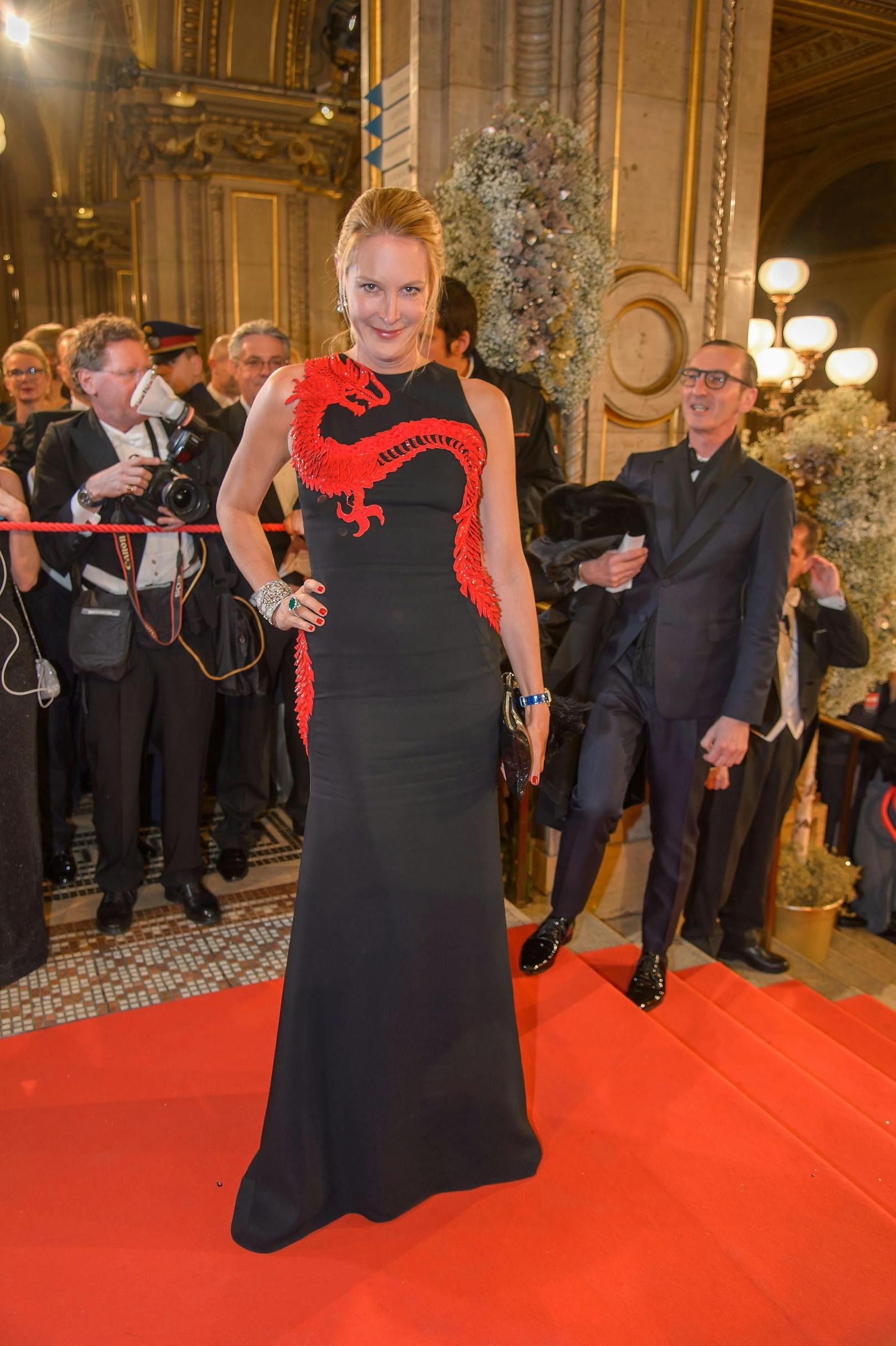 60. Opernball: Eva Dichand zog 2016, in einem Kleid von Cavalli, alle Blicke auf sich.