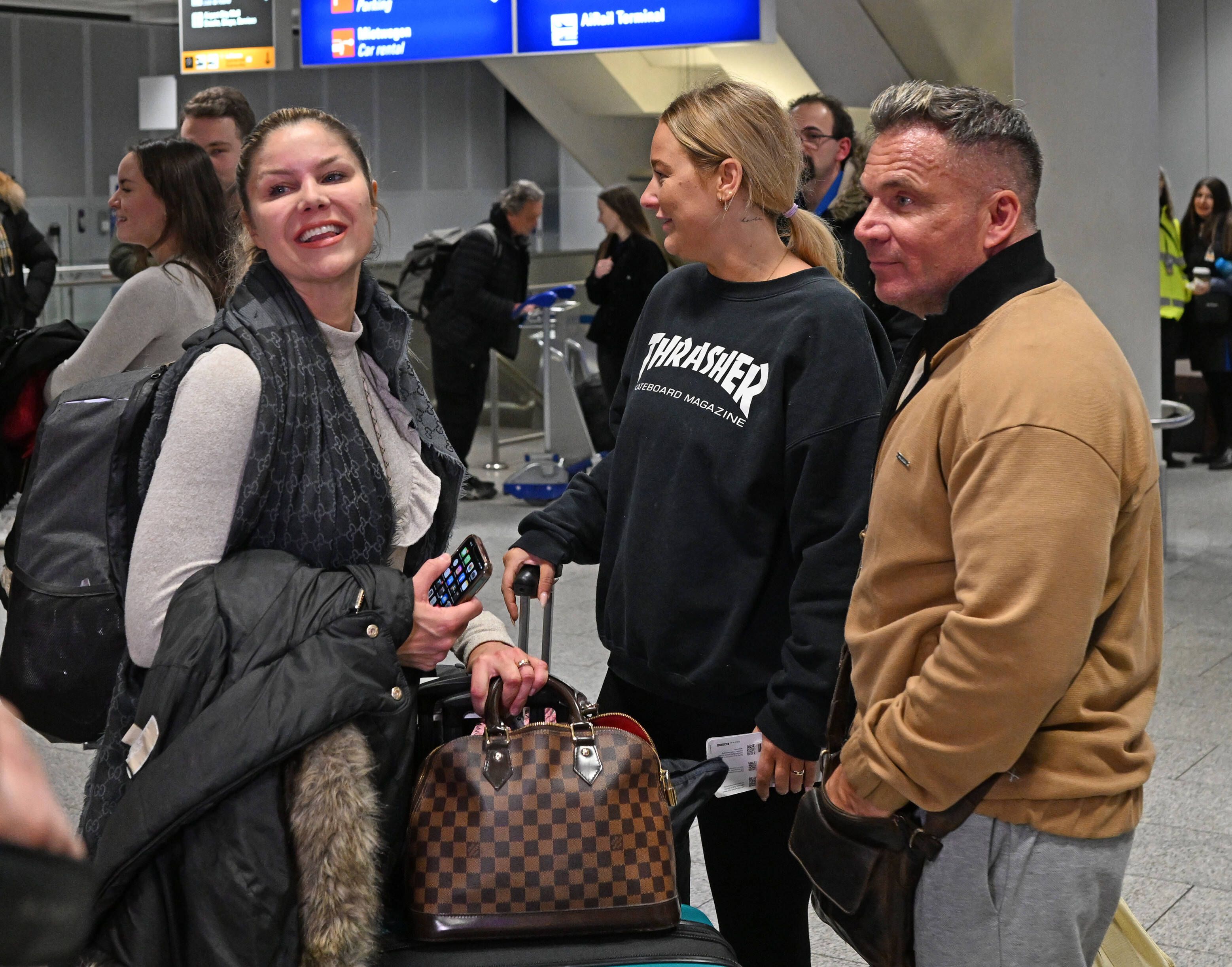 Yvonne Woelke und Peter Klein am Flughafen