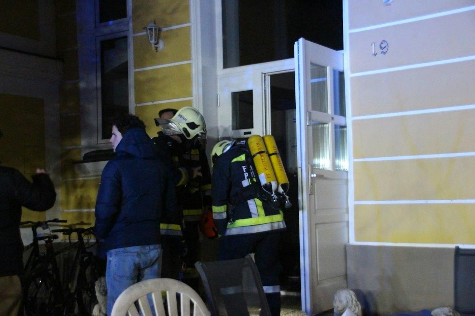 ... weckte ihre vier Kinder und alarmierte die Feuerwehr. Verdacht: Gasaustritt!