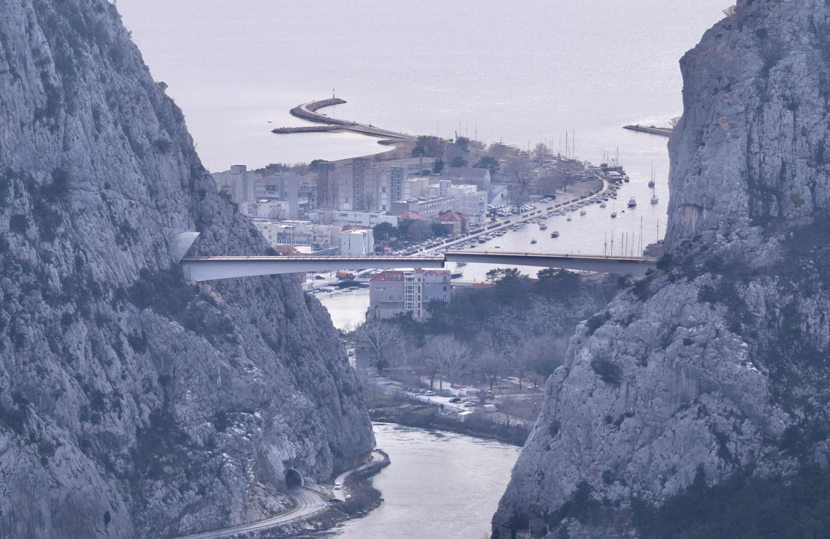 Die freischwebende Cetina-Stahlträgerbrücke mit der einer maximalen Spannweite von 152 Metern wird laut Strabag im sogenannten Taktschiebeverfahren gebaut.