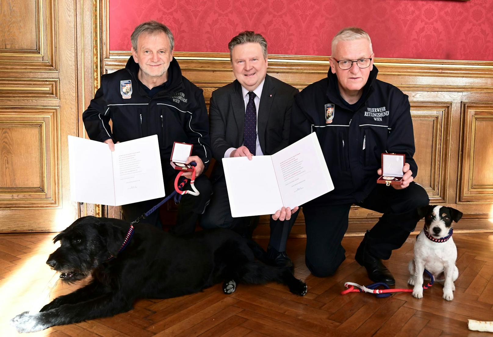 Bürgermeister Michael Ludwig (SPÖ, Mitte) mit Günter Obermayer und Joachim Brandlhofer (v.l.). Sie waren nach dem schweren Erdbeben in der Türkei mit ihren Hunden "Bo" und "Arwed".