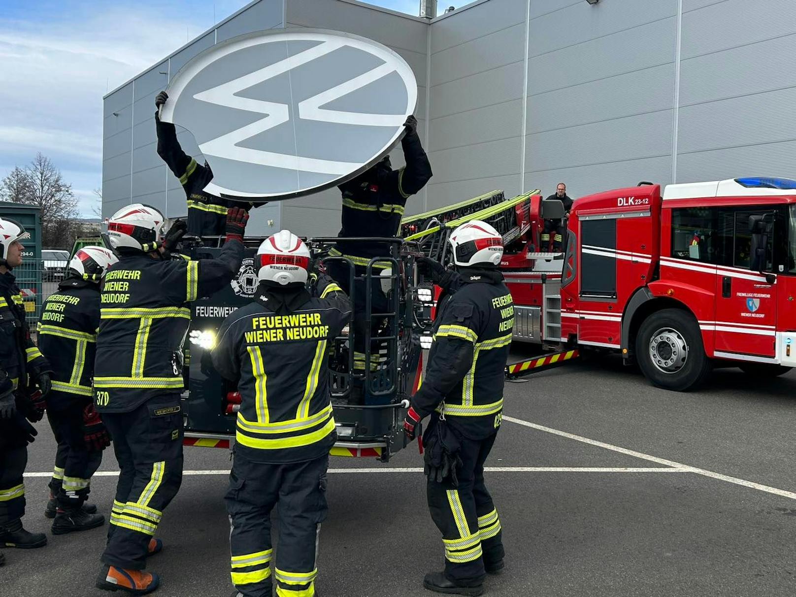 Das VW-Logo eines Händlers in knapp 18 Metern Höhe drohte abzustürzen.