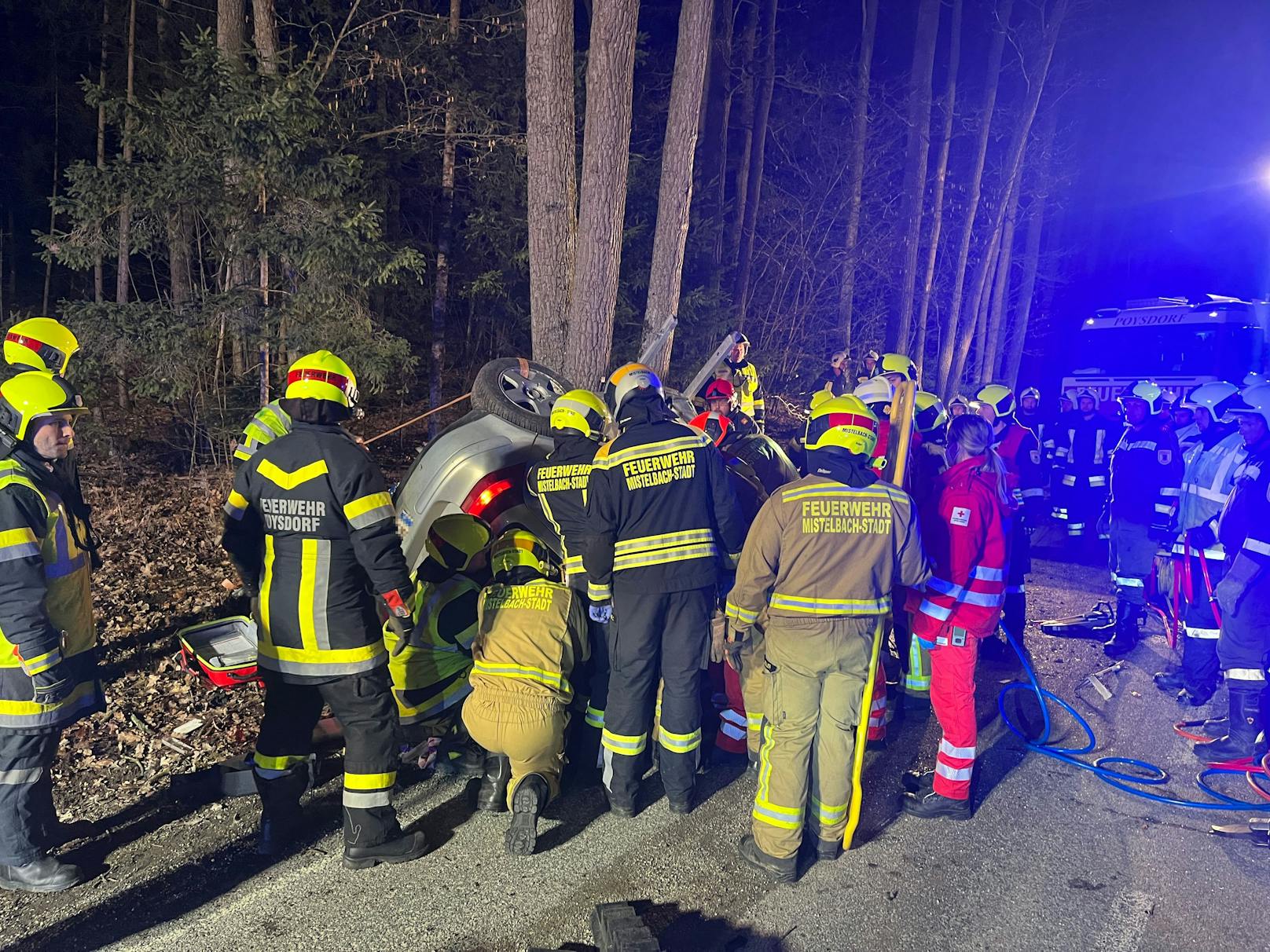 Ein zweites Opfer konnte selbst aus dem Auto aussteigen, wurde aber ebenfalls schwer verletzt.