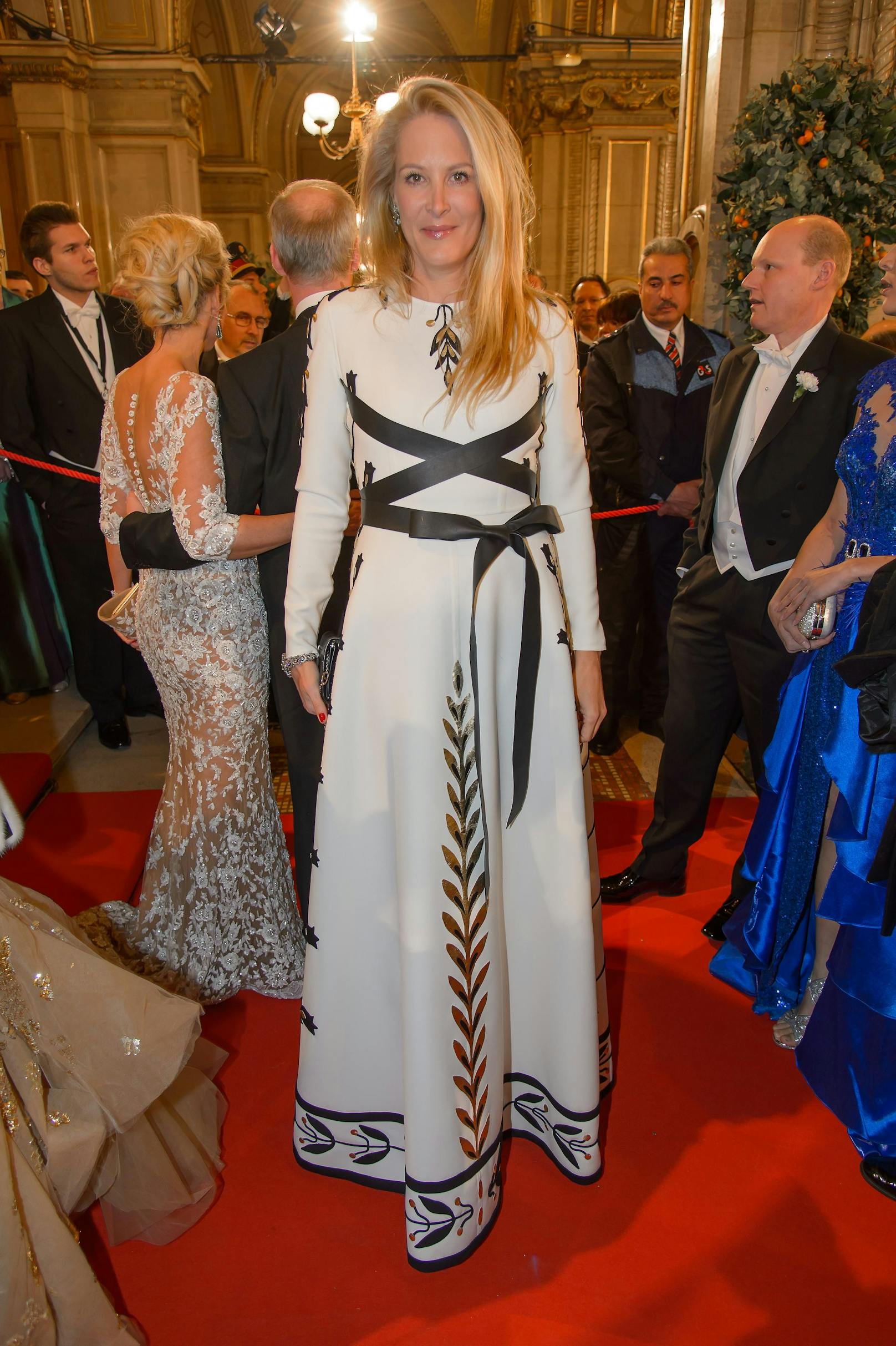 Eva Dichand in einer Robe von Valentino-Couture am Opernball 2015.