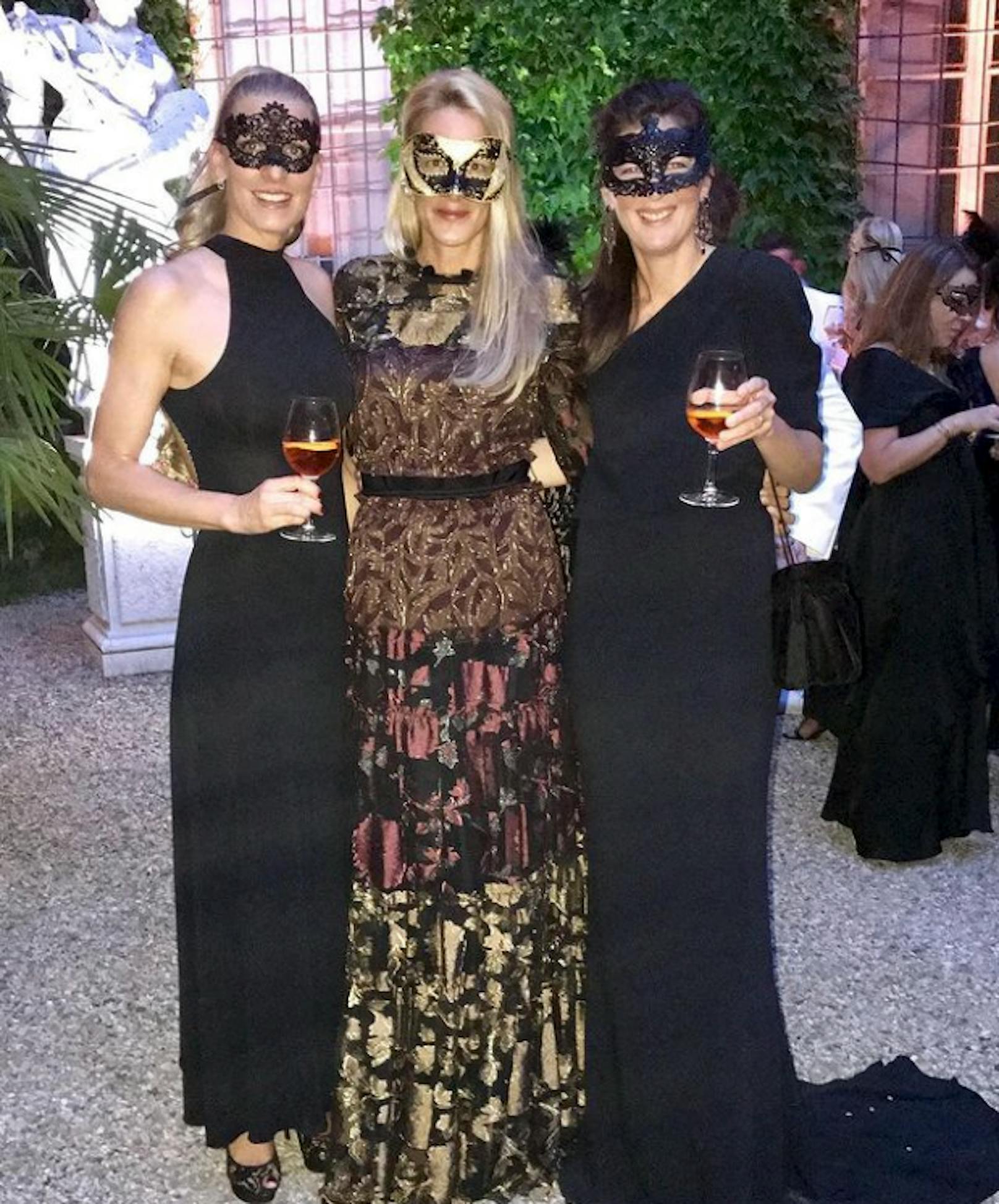 Maskiert (Mitte) auf einer Geburtstagsparty in Italien.