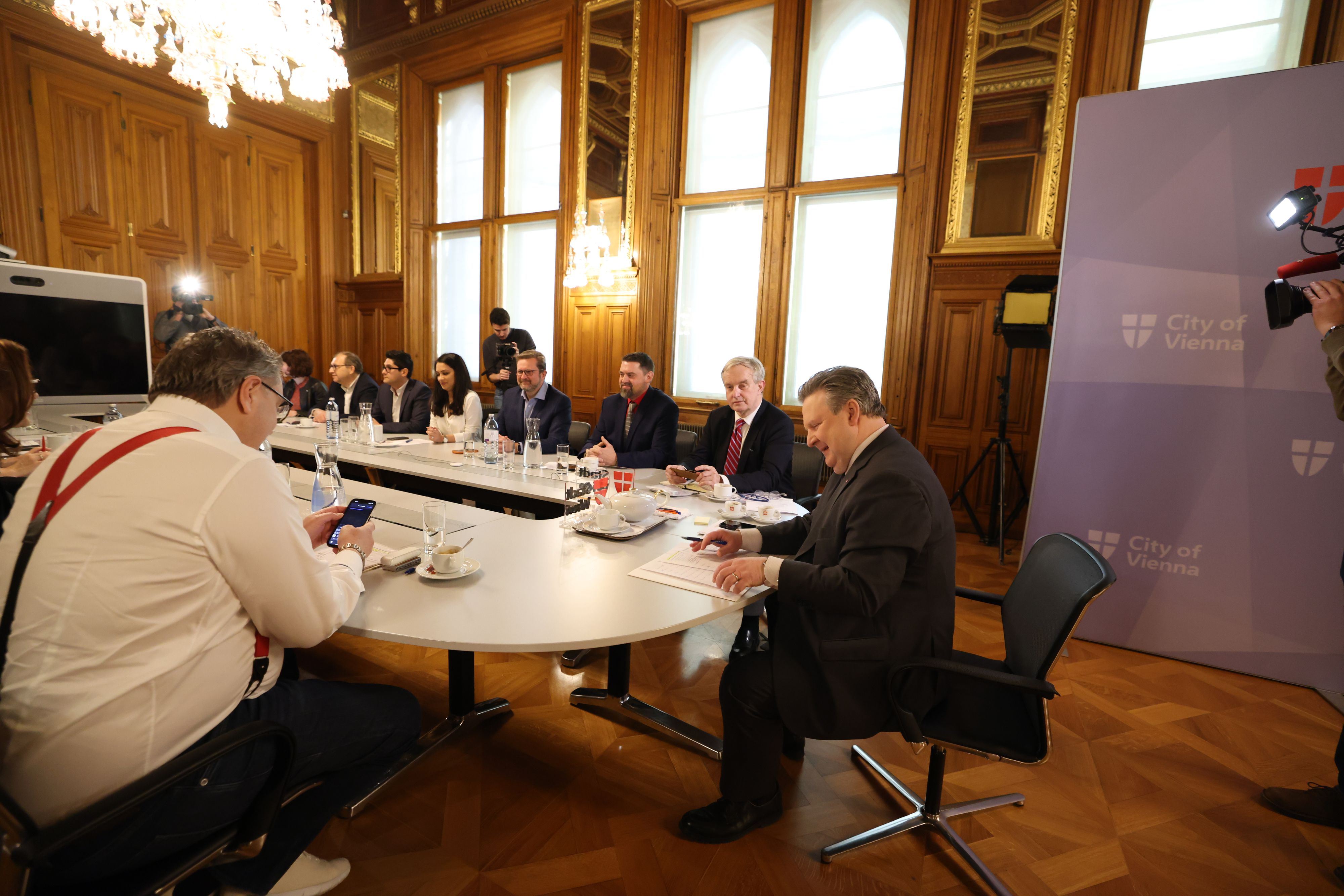 Bürgermeister Michael Ludwig (re.) und Gesundheitsstadtrat Peter Hacker (li.) beraten mit Vertretern der Stadt Wien und der Ärztekammer Wien.&nbsp;