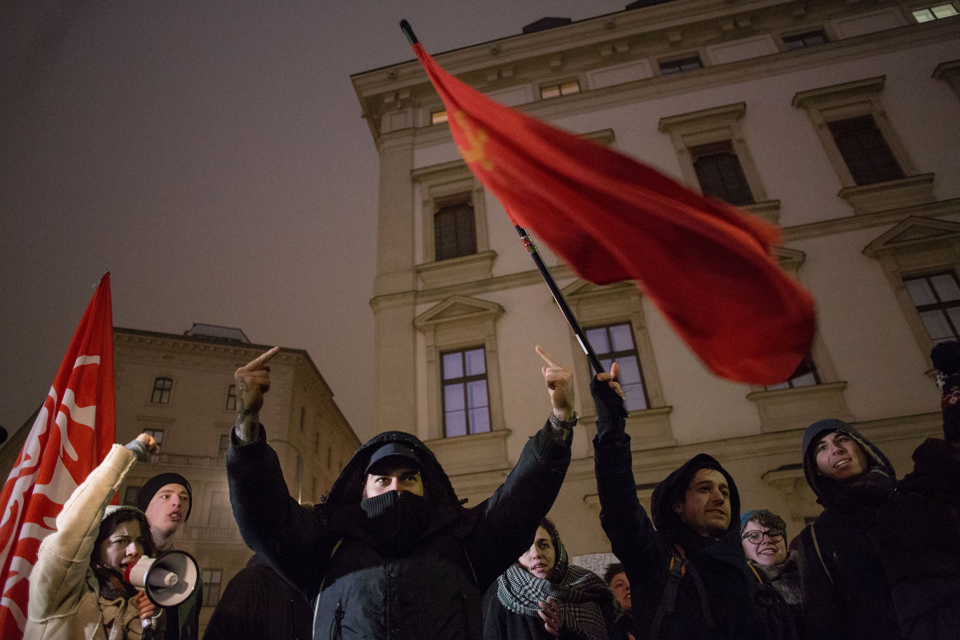 Demonstranten protestieren gegen den Akademikerball in Wien.