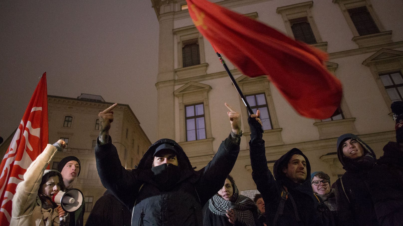 Demonstranten protestieren gegen den Akademikerball in Wien.