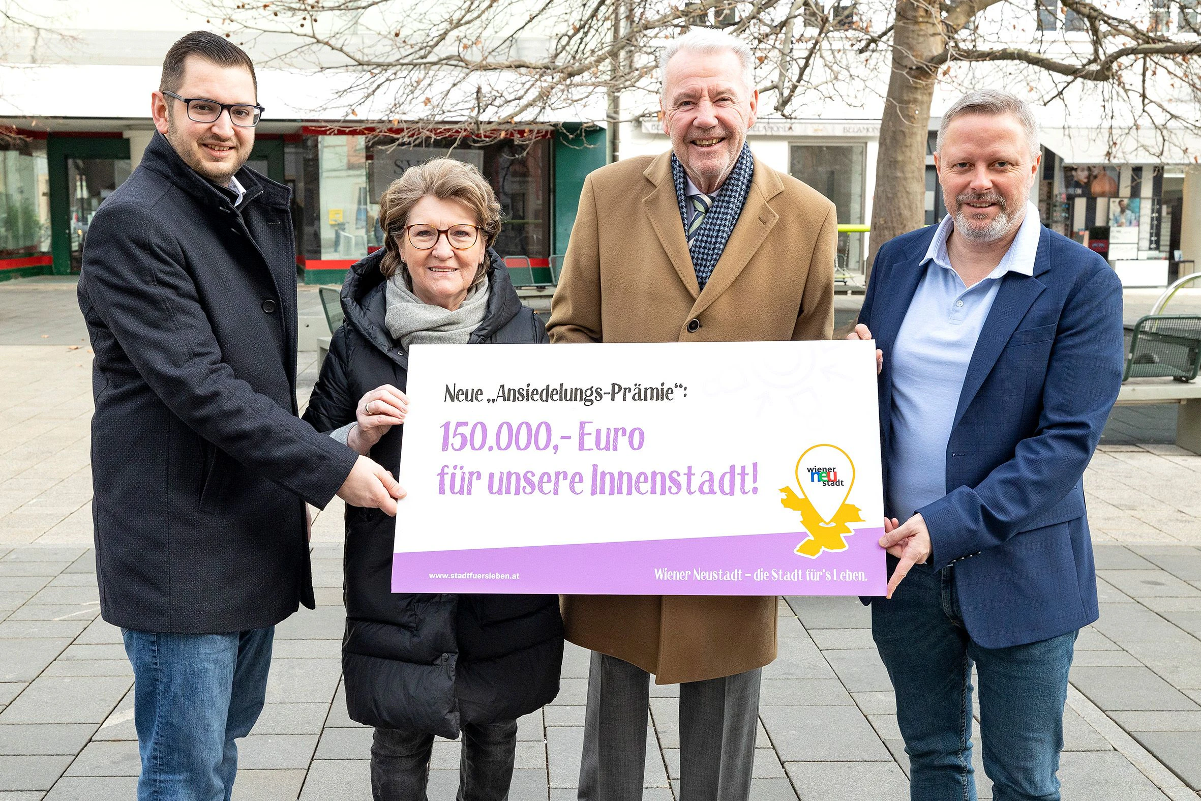 Gemeinderat Philipp Gerstenmayer, Stadträtin Erika Buchinger, Bürgermeister Klaus Schneeberger und Zweiter Vizebürgermeister Rainer Spenger präsentieren die "Ansiedelungs-Prämie" für die Innenstadt (v.l.)