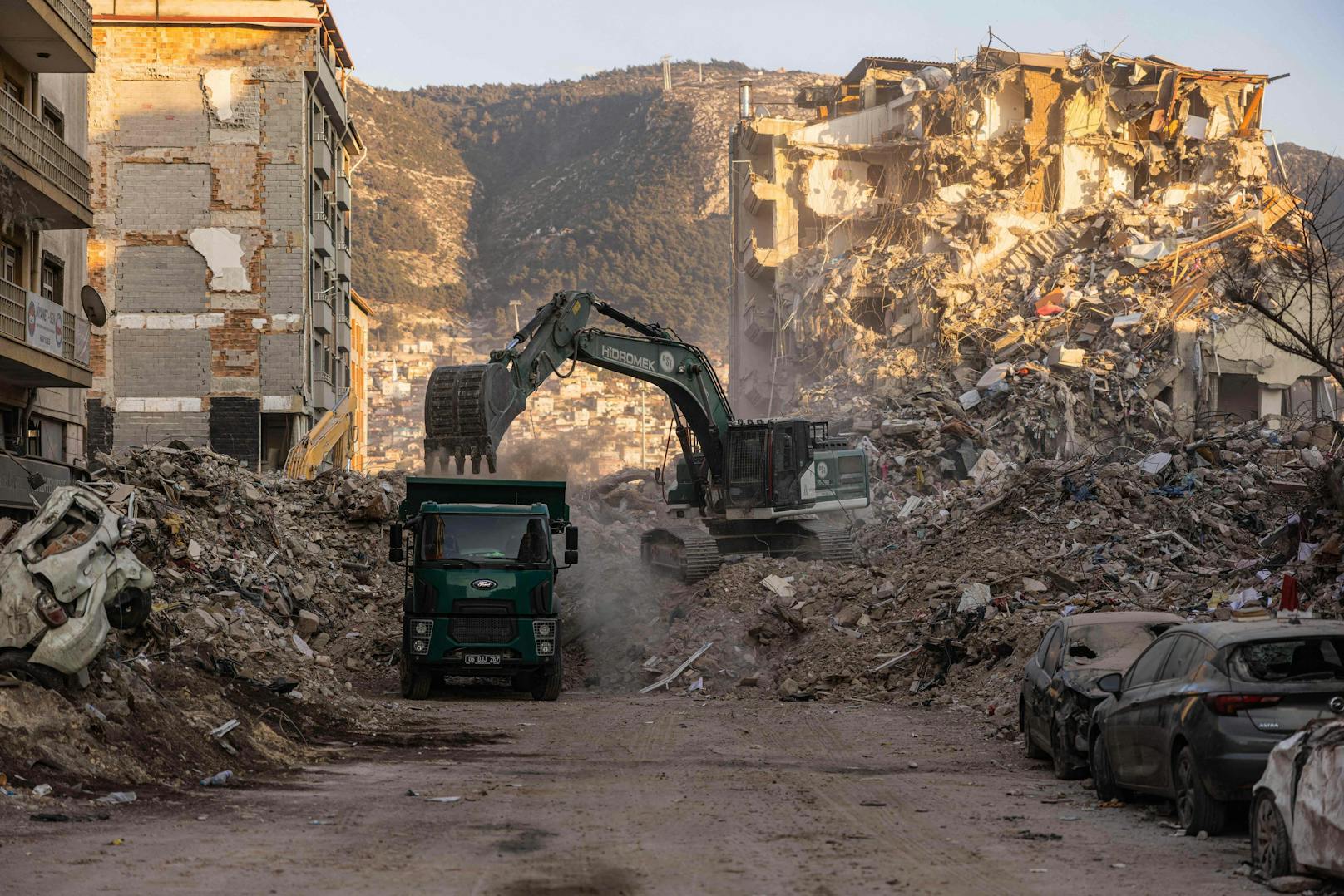 ... mehrere Todesopfer und mehrere hundert Verletzte forderten.