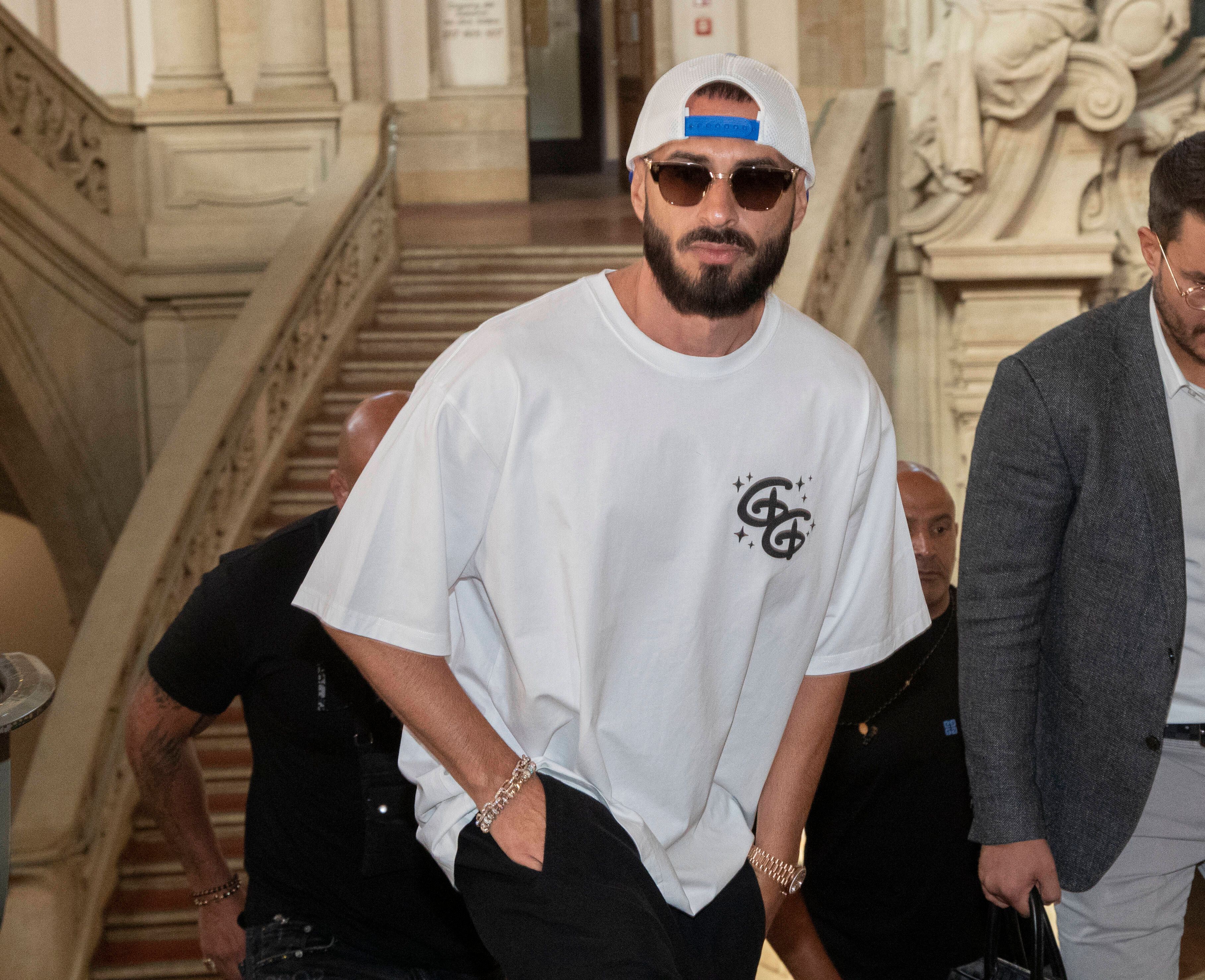 Bild-Motiv: Zeuge Rapper Shindy kommt mit Anwalt und Bewgleitung Berlin den 11.05.2021 09.30 Strafkammer 38, Saal 500 Delikt: versuchte schwere raeuberische Erpressung, Freiheitsberaubung, gefaehrliche Koerperverletzung, Noetigung, Beleidigung, Untreue u.a. 1 Arafat Abou-Chaker 2 Yasser Abou-Chaker 3 Nasser Abou-Chaker 4 Rommel Abou-Chaker -Sicherheitsverfuegung- -Akkreditierung- Das Verfahren richtet sich gegen Arafat A.-C. und drei seiner Brueder wegen verschiedener Vorwuerfe zum Nachteil des Rappers Bushido. Arafat A.-C. und Anis F. alias Bushido seien einst Partner im Musikgeschaeft gewesen. Die Taten sollen sich im Anschluss der 2017 von Bushido ausgehenden Aufloesung der geschaeftlichen Beziehungen zu Arafat A.-C. ereignet ha 
