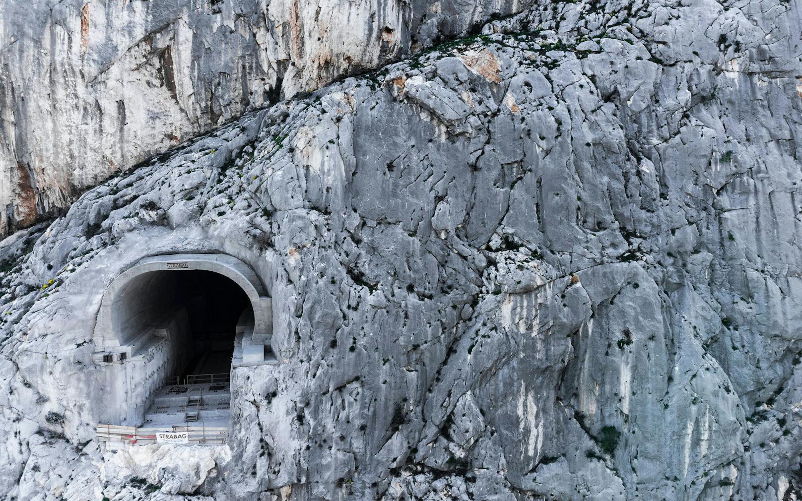 Erst wurden dazu in die Klippen auf beiden Seiten der Schlucht lange Tunnel geschlagen.&nbsp;