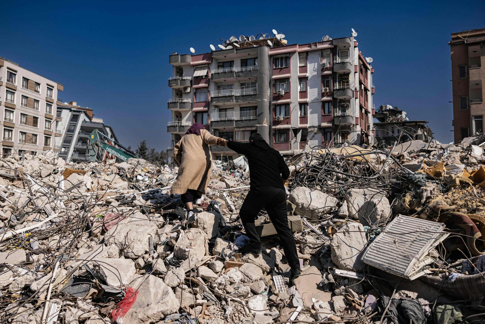Das Erdbeben in der Türkei und in Syrien hat riesige Schäden verursacht. Im Bild ist eine Region im Süden der Türkei. Ein Linzer Lokal will jetzt mit einer Suppen-Aktion helfen.