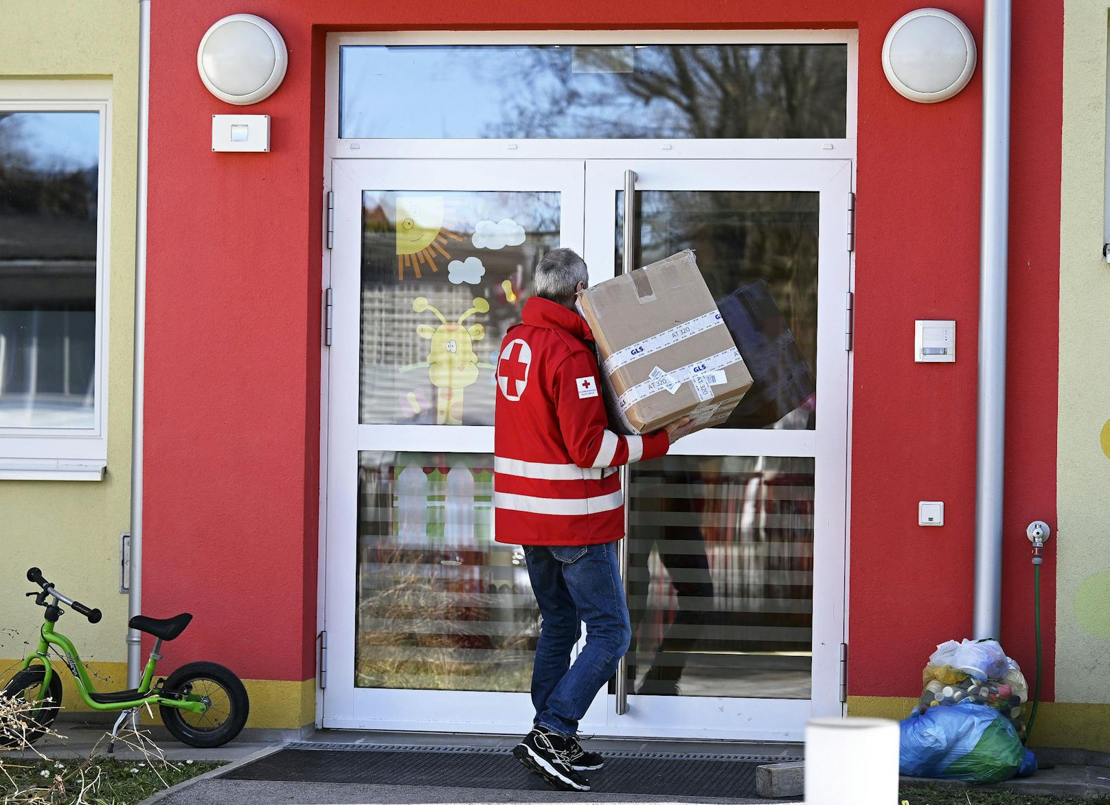Ein Mitarbeiter des Roten Kreuz mit einer Lieferung an den Kindergarten am Dienstag, 21. Februar 2023.