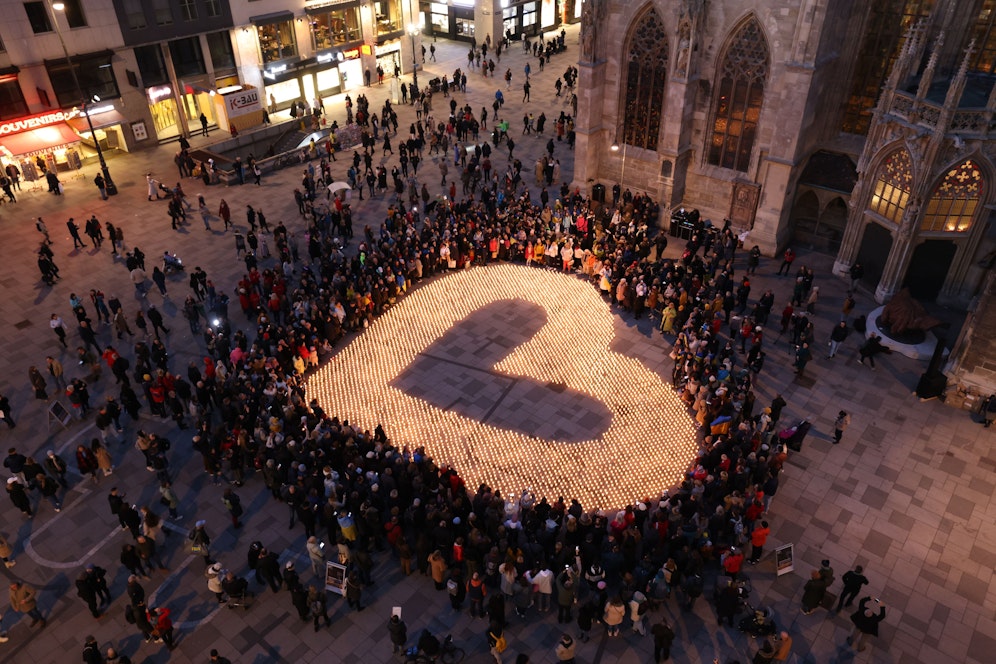 Ein Herz für die Ukraine. Am Dienstag wurde der Stephansplatz in Wien zum herzförmigen Lichtermeer. 