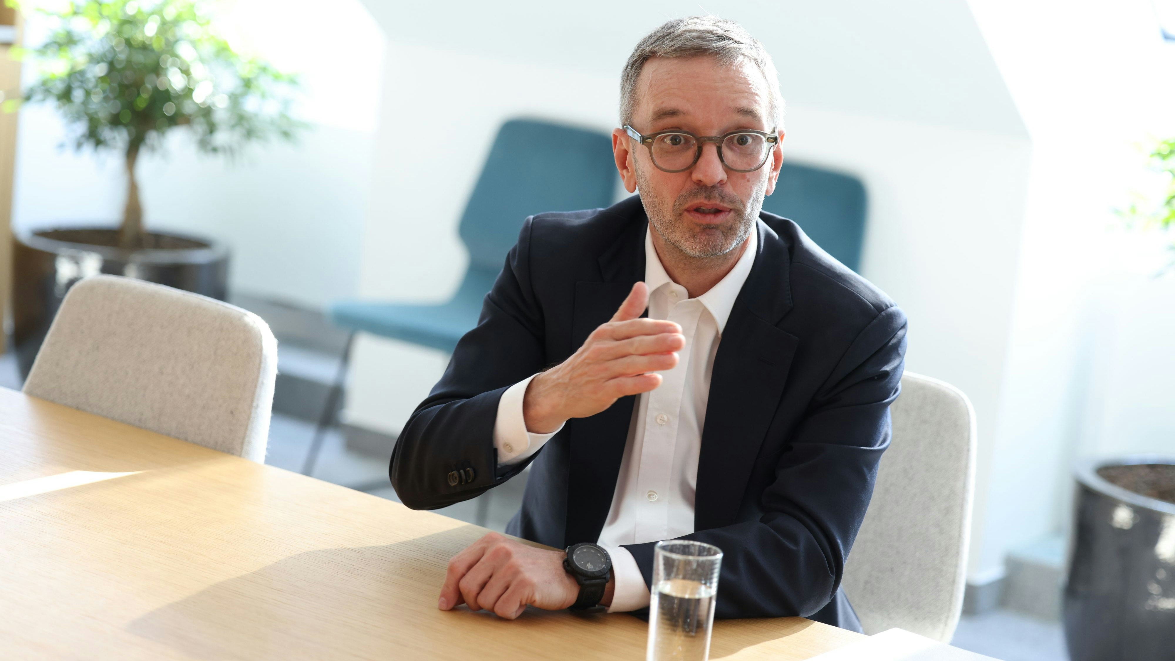 Herbert Kickl geht nicht gerne auf Bälle.