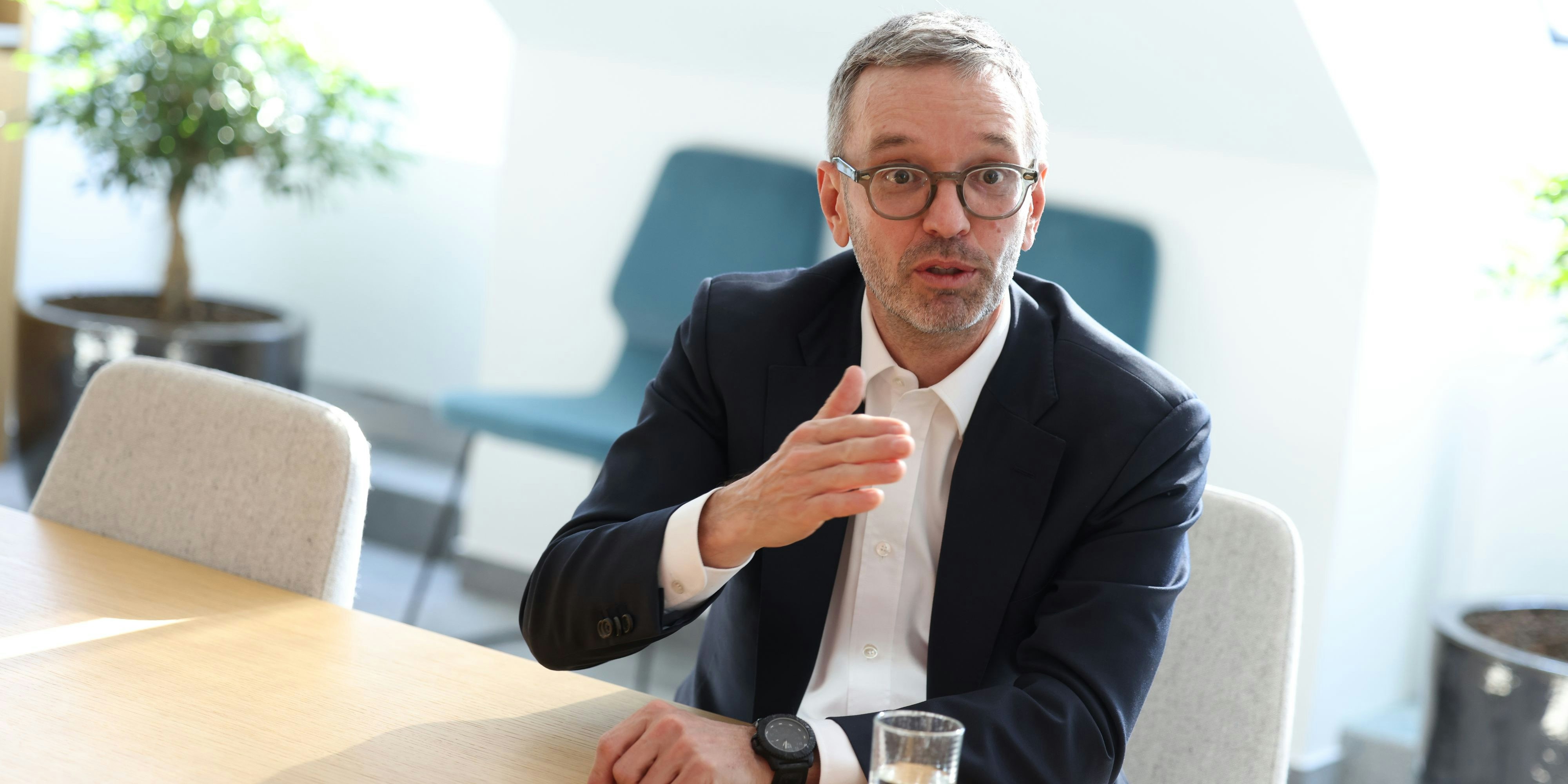 Herbert Kickl geht nicht gerne auf Bälle.
