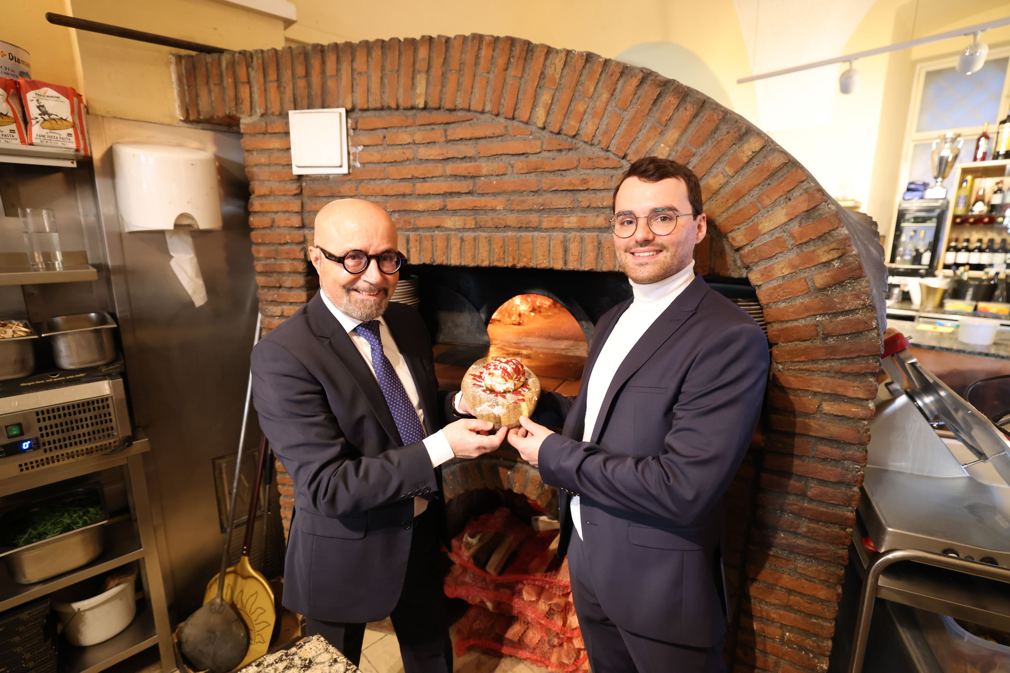 Vater und Sohn Barbaro präsentieren stolz ihre Kreation.