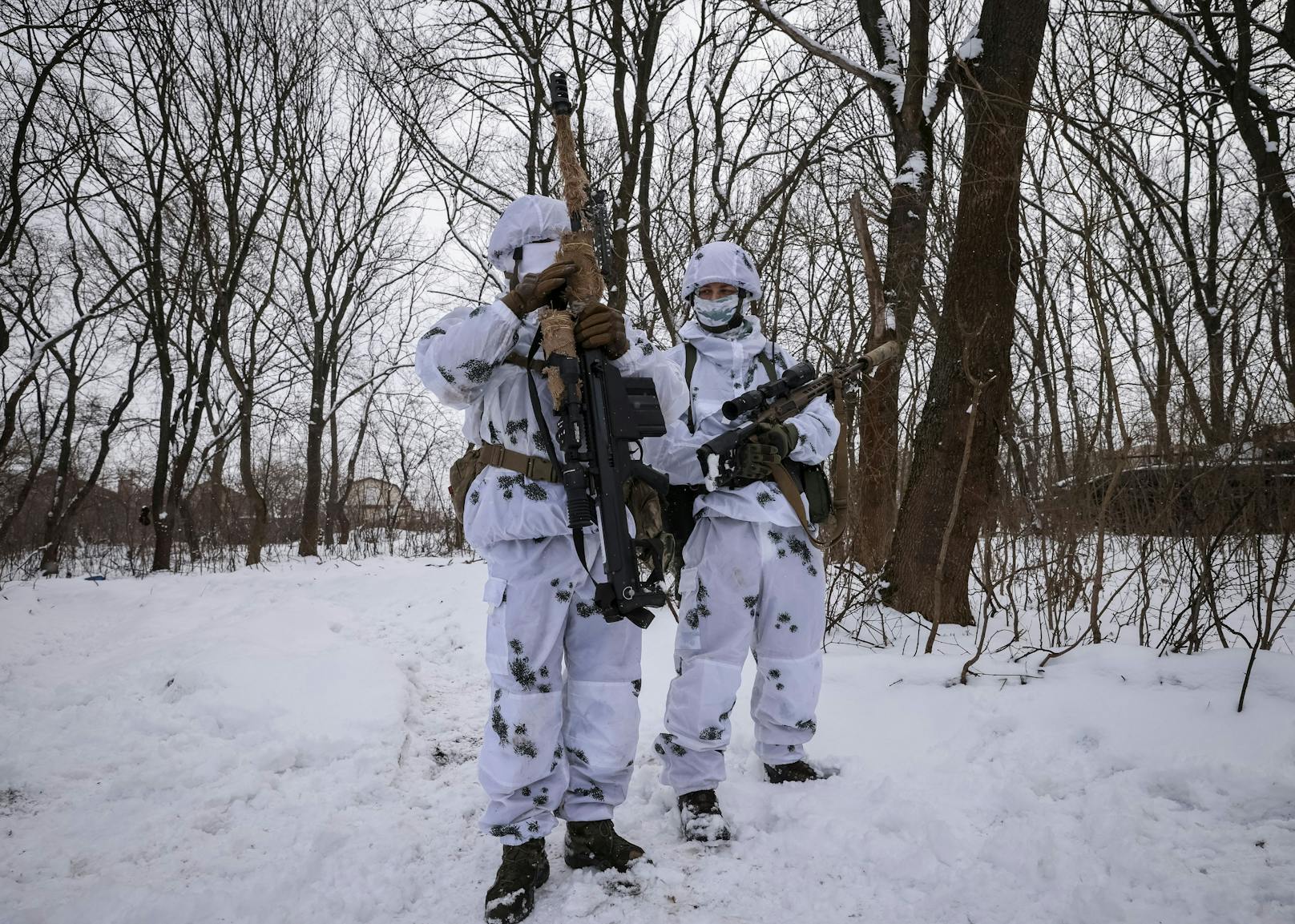 Zwei ukrainische Scharfschützen an der Front in Bachmut.&nbsp;