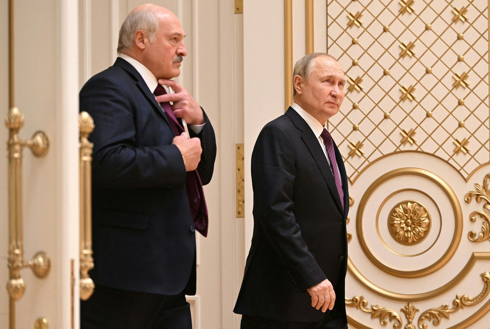 Alexander Lukaschenko könnte es schnell an den Kragen gehen, wenn er nicht nach Wladimir Putins (r.) Pfeife tanzt. Belarus ist wirtschaftlich von Russland abhängig gemacht worden.