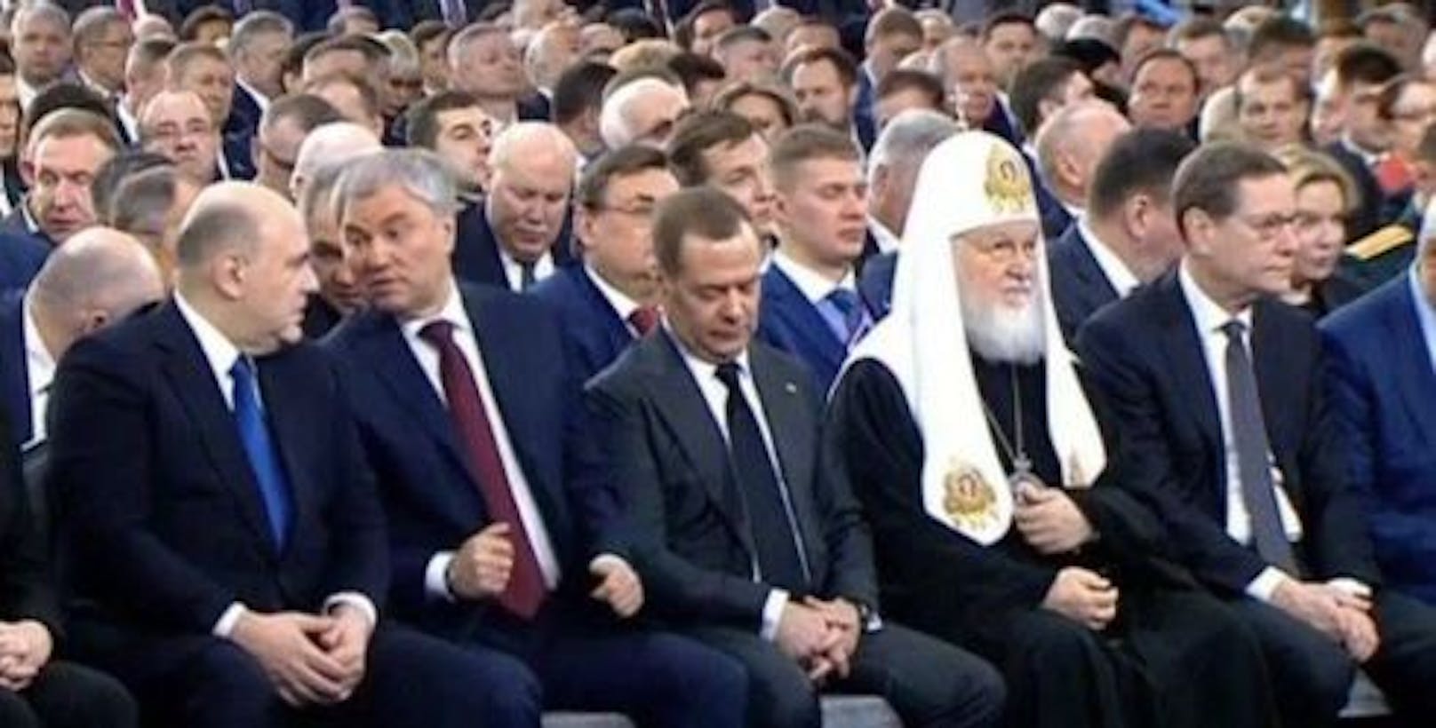 Am 21. Februar 2023 hielt Russlands Präsident Wladimir Putin seine Rede zur Lage der Nation. Mehrere Beamte und Politiker halten es nicht aus und nicken einfach ein.