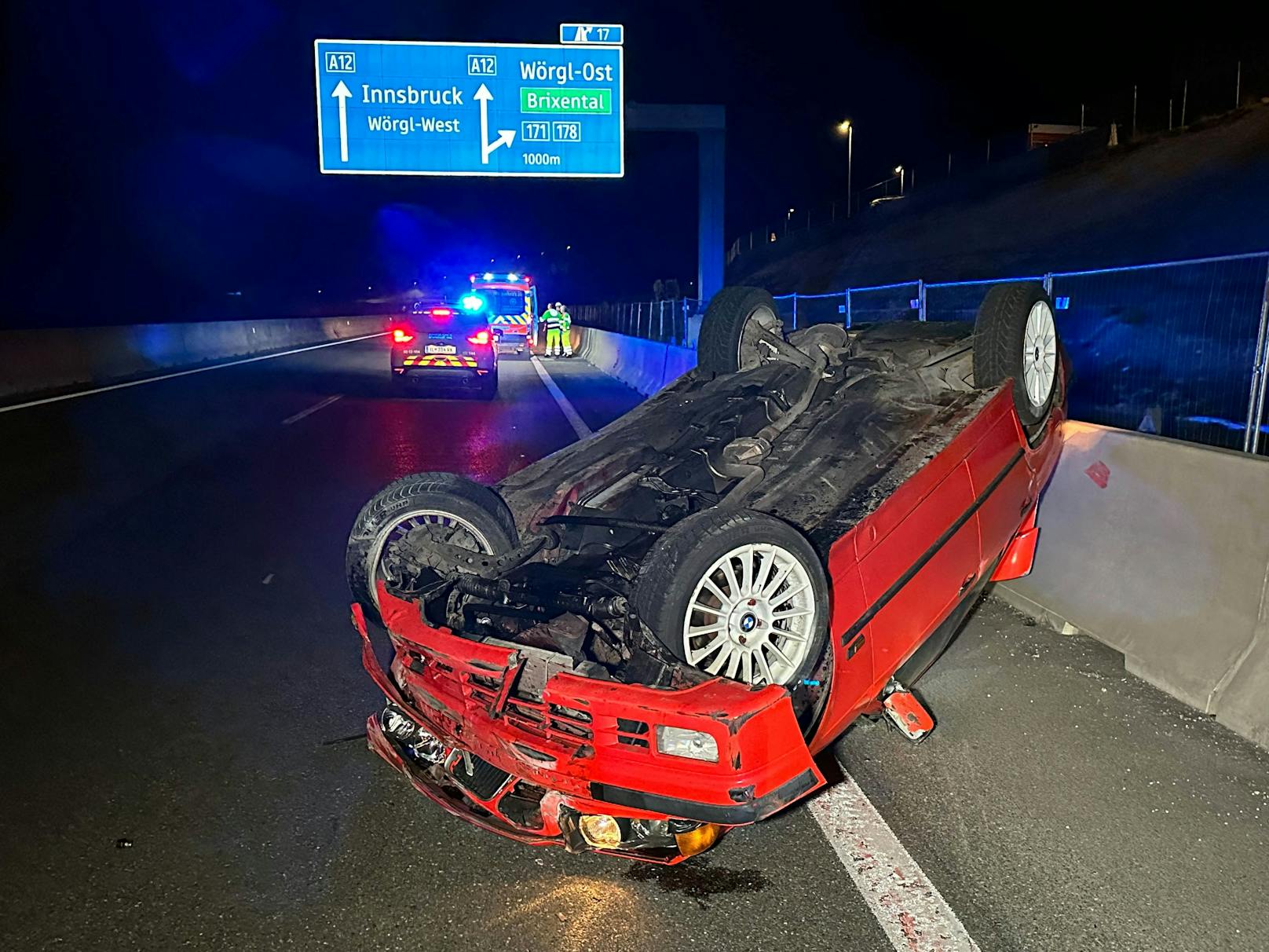 BMW-Fahrer (27) überschlägt sich auf Inntal Autobahn