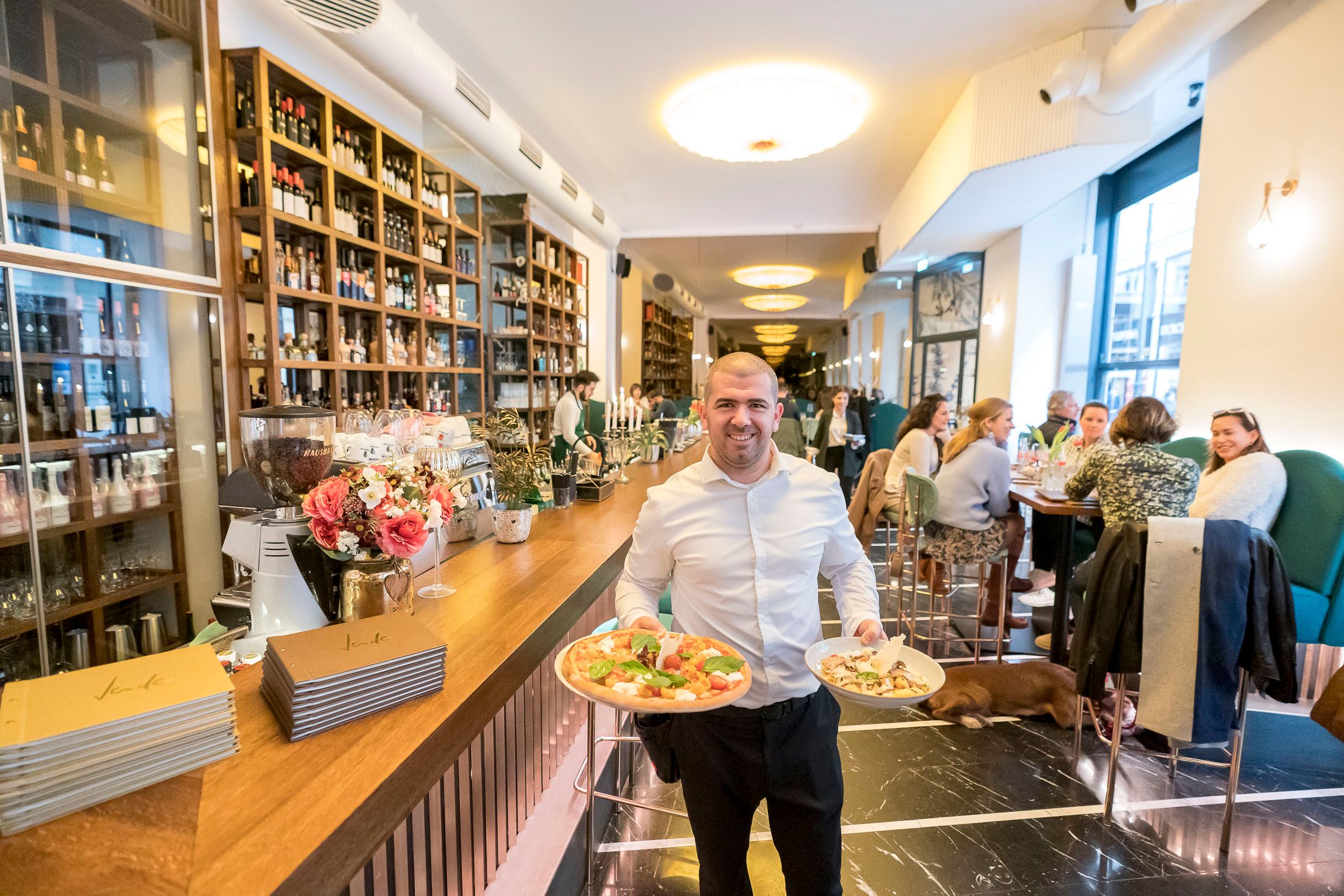 Ober Yordan mit den Lieblinsspeisen der Geschäftsführer Dominik und Philipp Ercin: Pizza und Gnocci