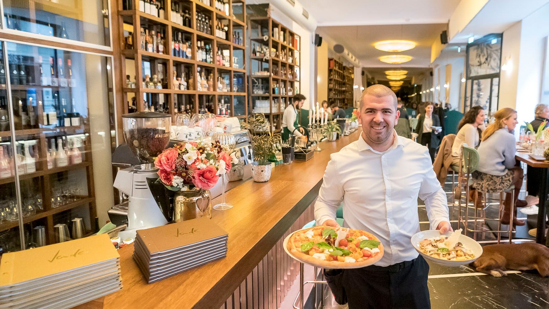 Yordan mit den Lieblinsspeisen der Geschäftsführer Dominik und Philipp, Pizza und Gnocci