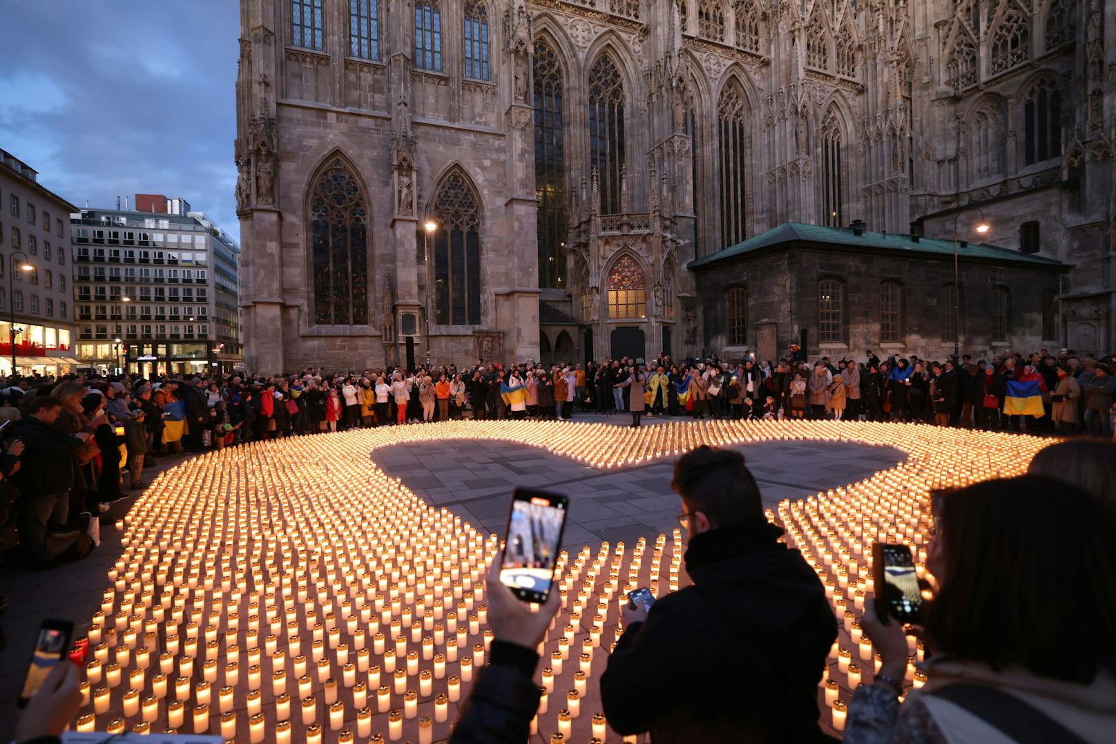 Ein Herz für die Ukraine. Am Dienstag wurde der Stephansplatz in Wien zum herzförmigen Lichtermeer. 