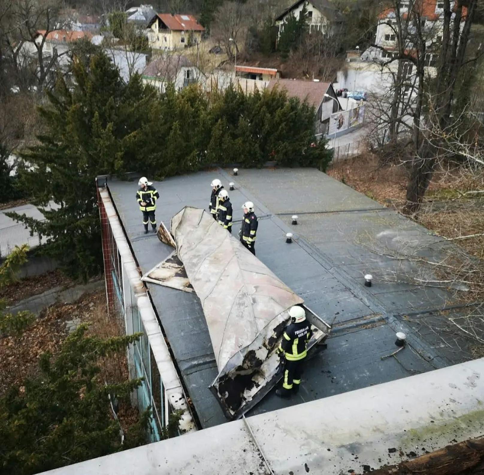 In Klosterneuburg löste sich das Blechdach des alten Reha-Zentrums Haschhof. Das Gebäude steht seit Jahren leer und wäre schwer sanierungsbedürftig.