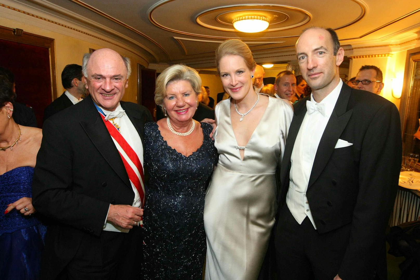 Alt-Landeshauptmann Erwin Pröll (ÖVP), Ehefrau Elisabeth, <em>"Heute"</em>-Chefin Eva Dichand und Ehemann Christoph am Wiener Opernball 2011