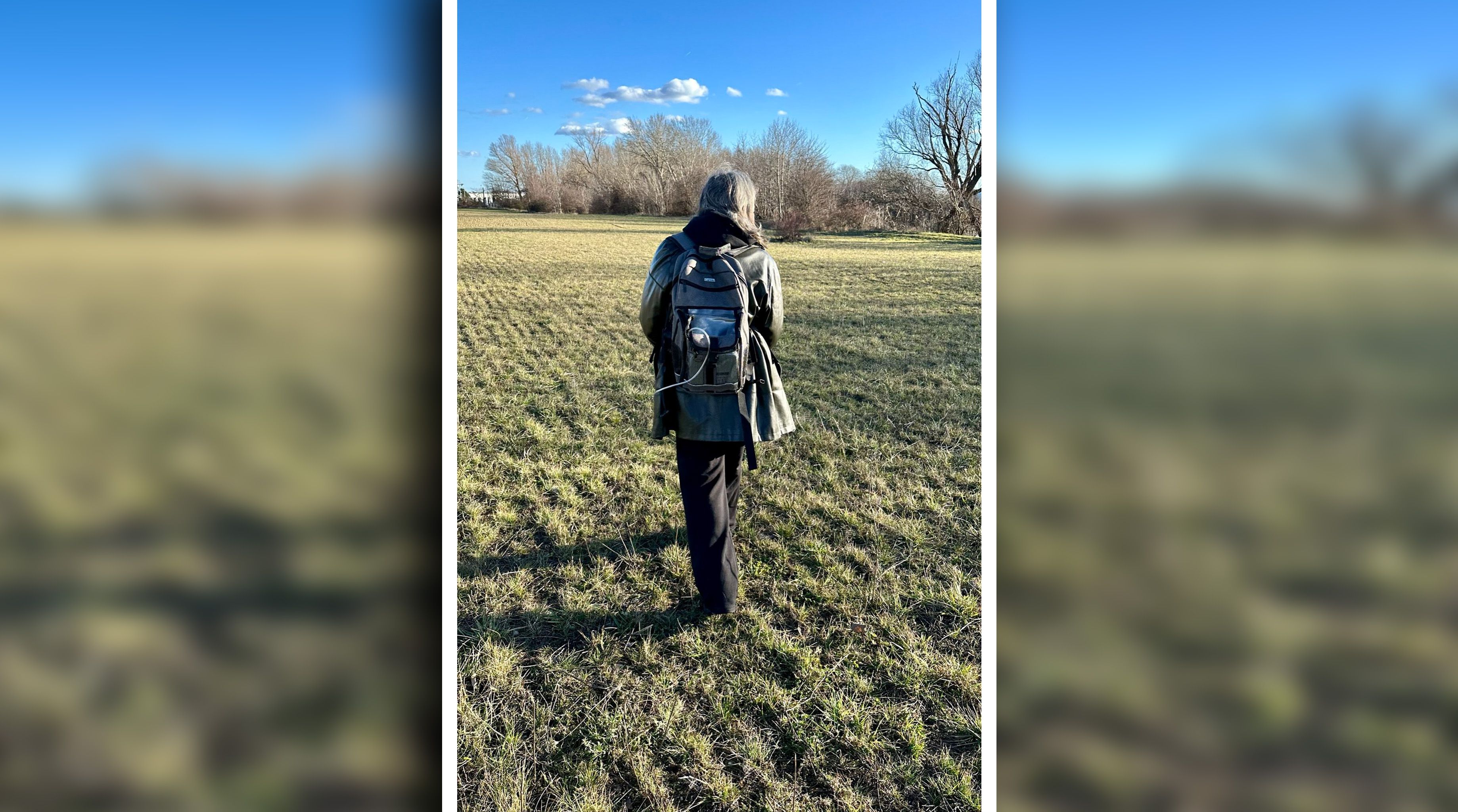 Renate L. (62) auf einem seltenen Spaziergang mit mobilem Atemgerät.