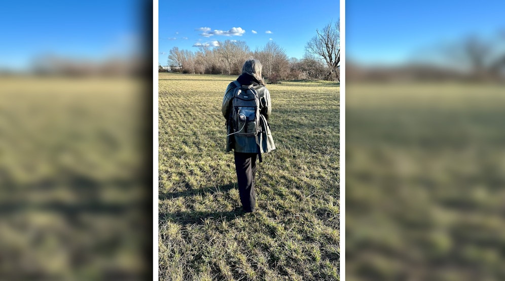 Birgit M. <em>(Name geändert)</em> auf einem seltenen Spaziergang mit mobilem Atemgerät.