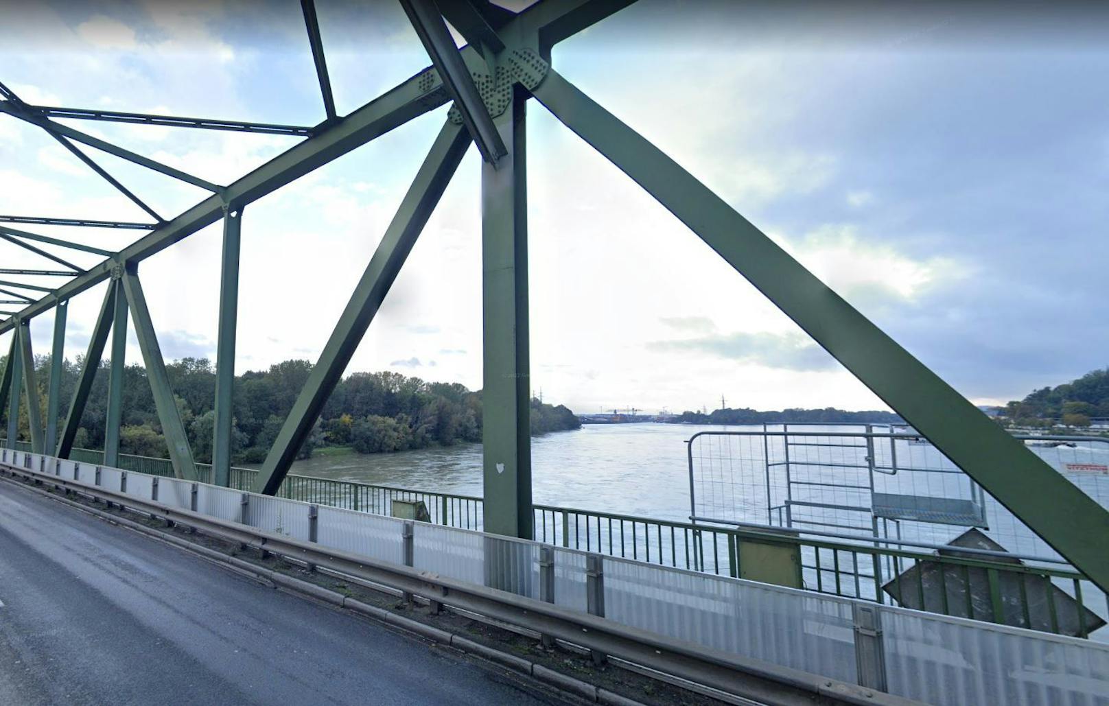 Die Donaubrücke wird laufend saniert; eine neue Querung kann erst 2027 in Betrieb genommen werden.