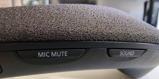Panasonic SC-GN01E im Test – sämtliche Bedienelemente am Lautsprecher sind auch beim Tragen gut erreichbar.
