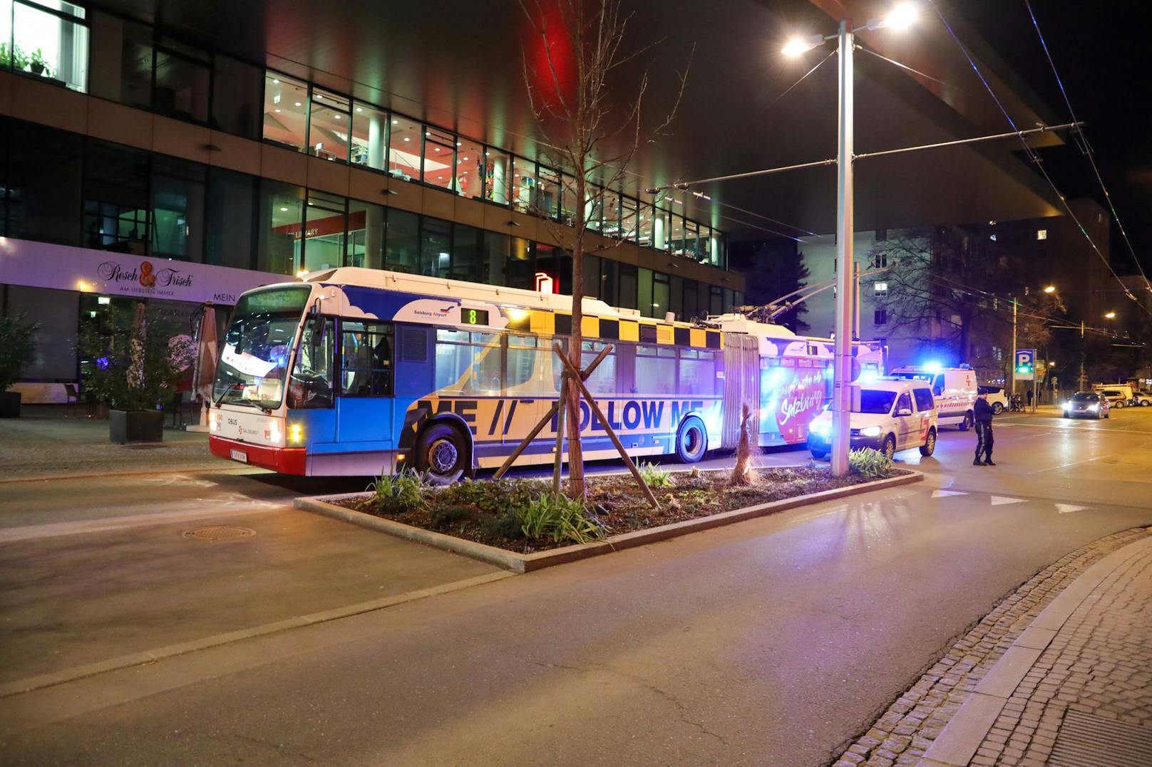 Der Mann schwankte in Richtung eines abfahrenden O-Busses, er wollte noch mitfahren und klopfte gegen die Tür. "Die Türen des O-Busses waren bereits verschlossen und der Bus schon am rollen, dass noch ein Fahrgast mitfahren wollte bemerkte die Lenkerin nicht", so eine Polizeisprecherin.