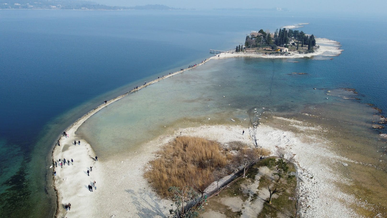 Dürre am Gardasee, Touristen können zu Insel laufen