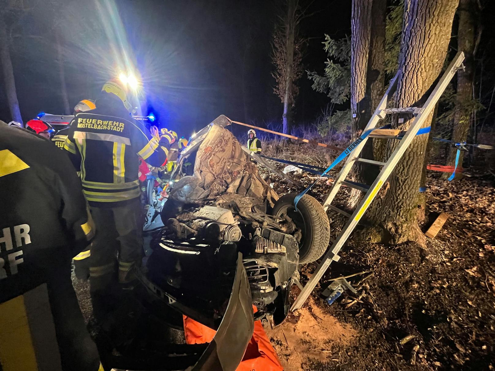 Ein Insasse war im VW eingeklemmt und musste gerettet werden.