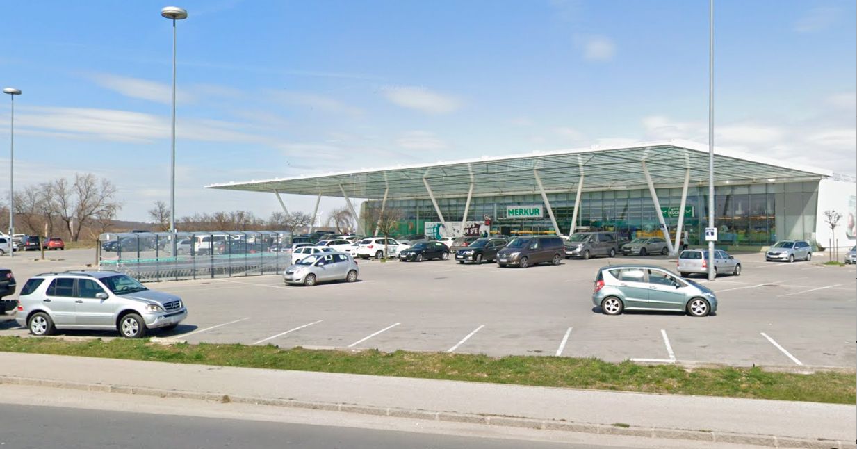 Blick auf den Parkplatz des Billa Plus (damals noch Merkur) in Neusiedl am See. Archivbild.