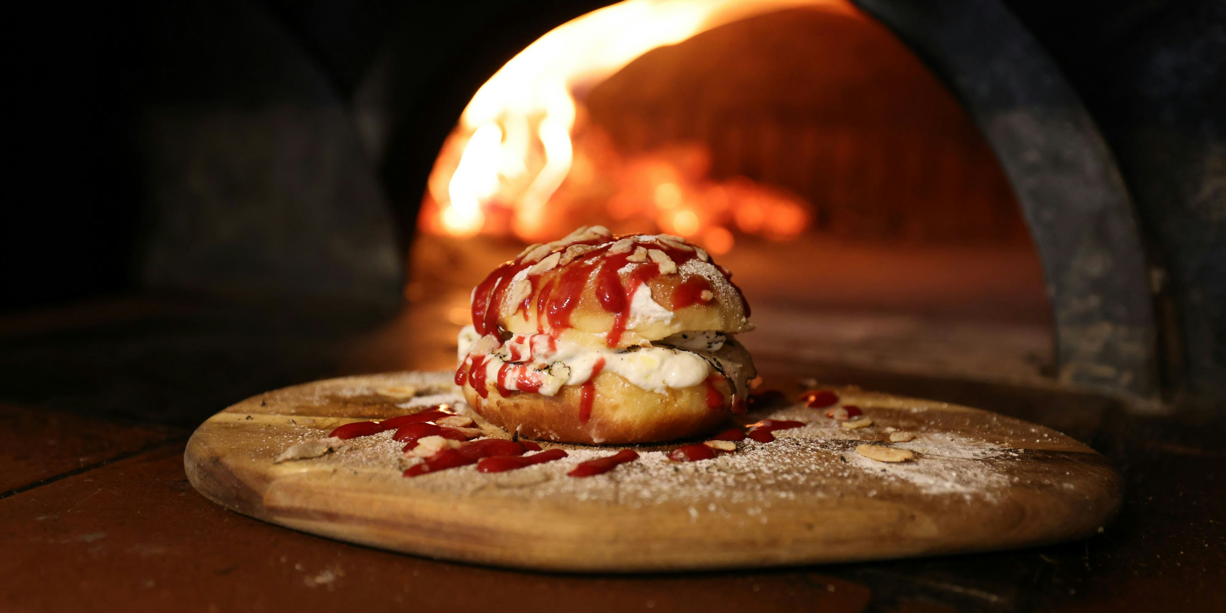 Der Burrata-Tartufo Pizzakrapfen von der Pizzeria Regina Margherita.
