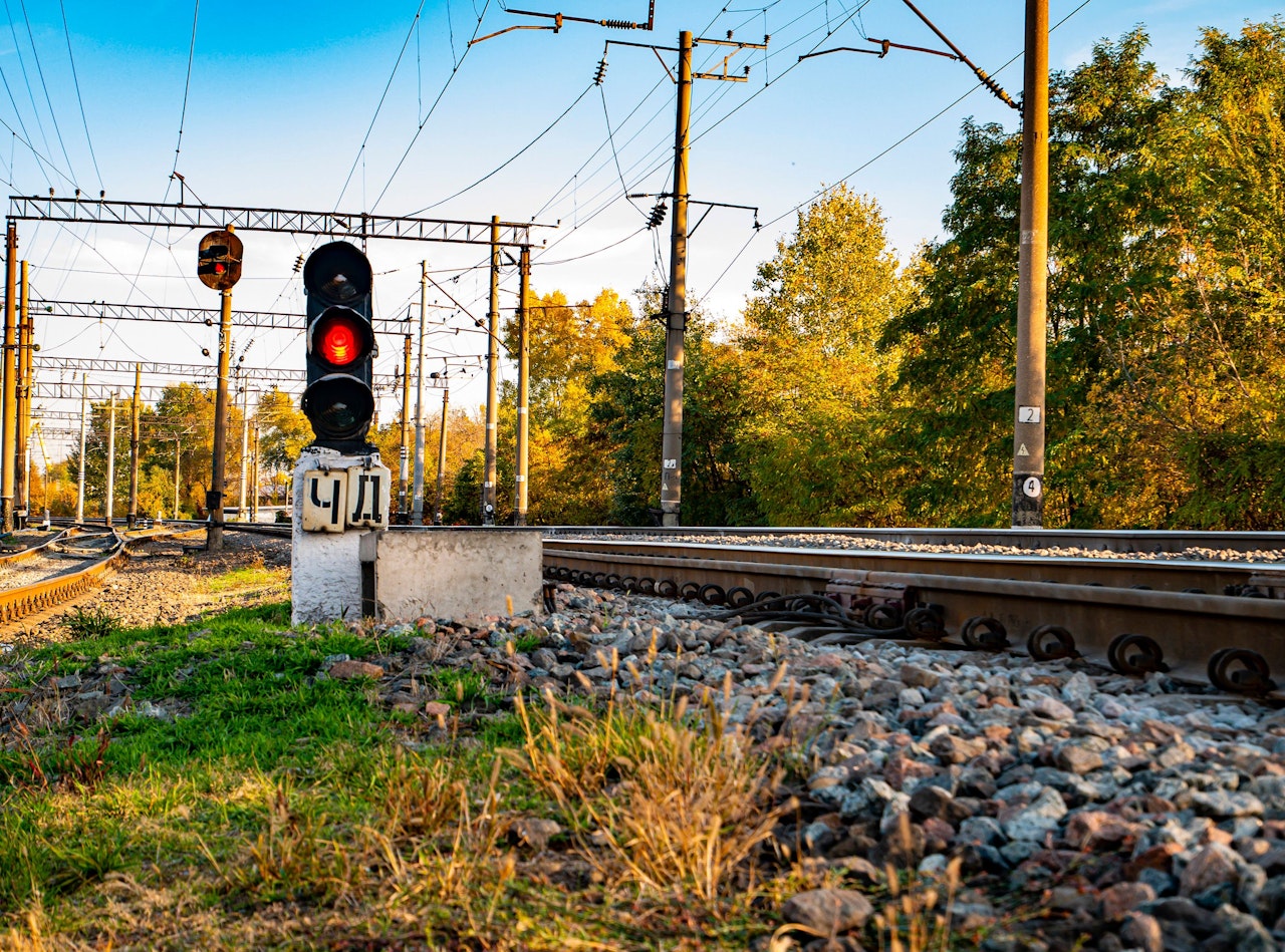 Heute.at - Mann stürzt auf Gleise, Zug kann nicht bremsen – tot