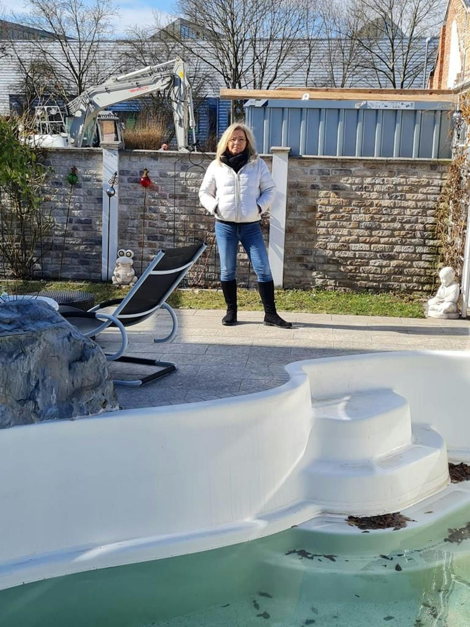 Sonja Schor vor ihrem Pool in St. Pölten: "Super, bald schauen mir zehn oder mehr Nachbarn zu"
