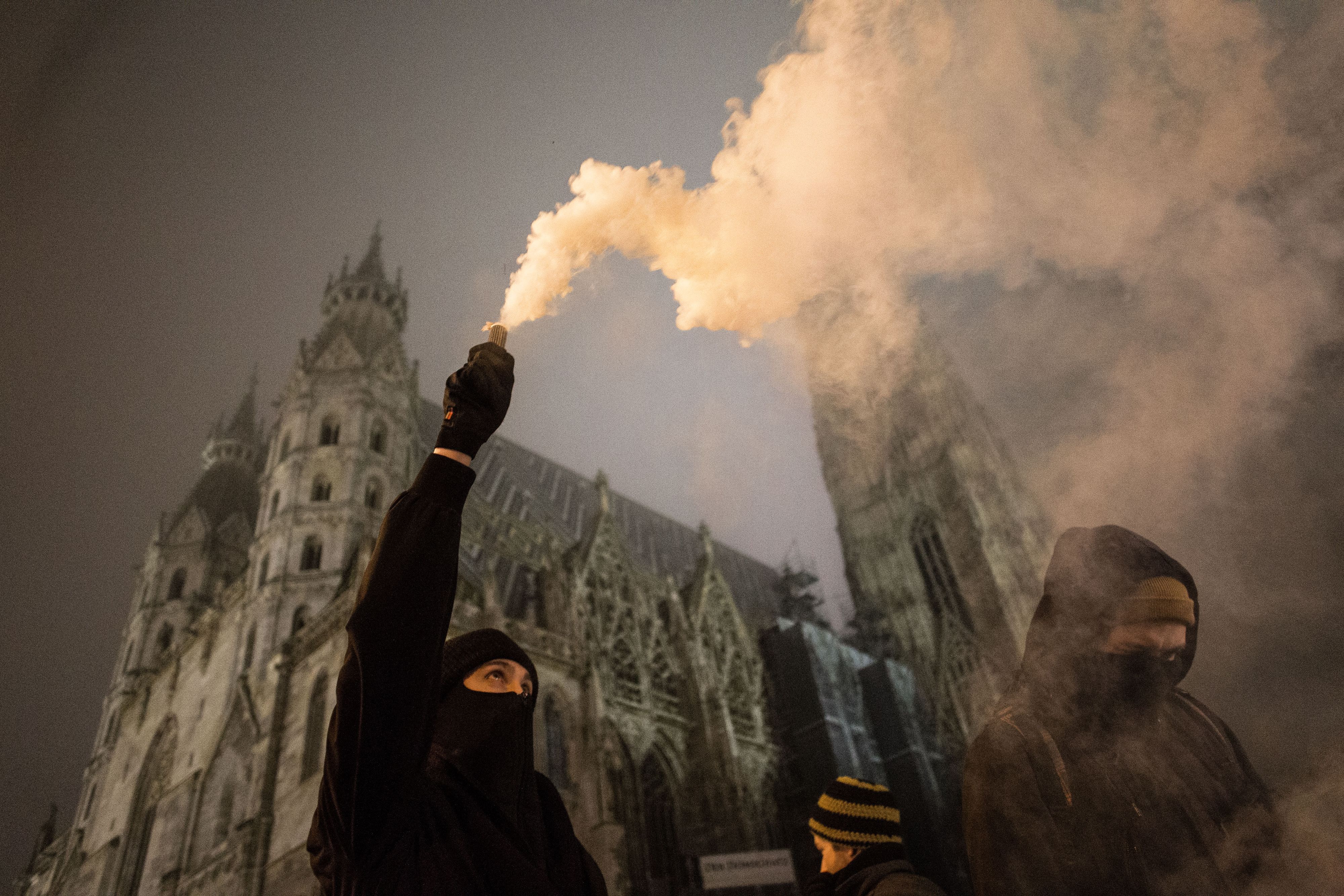 Demonstranten protestieren gegen den Akademikerball in Wien