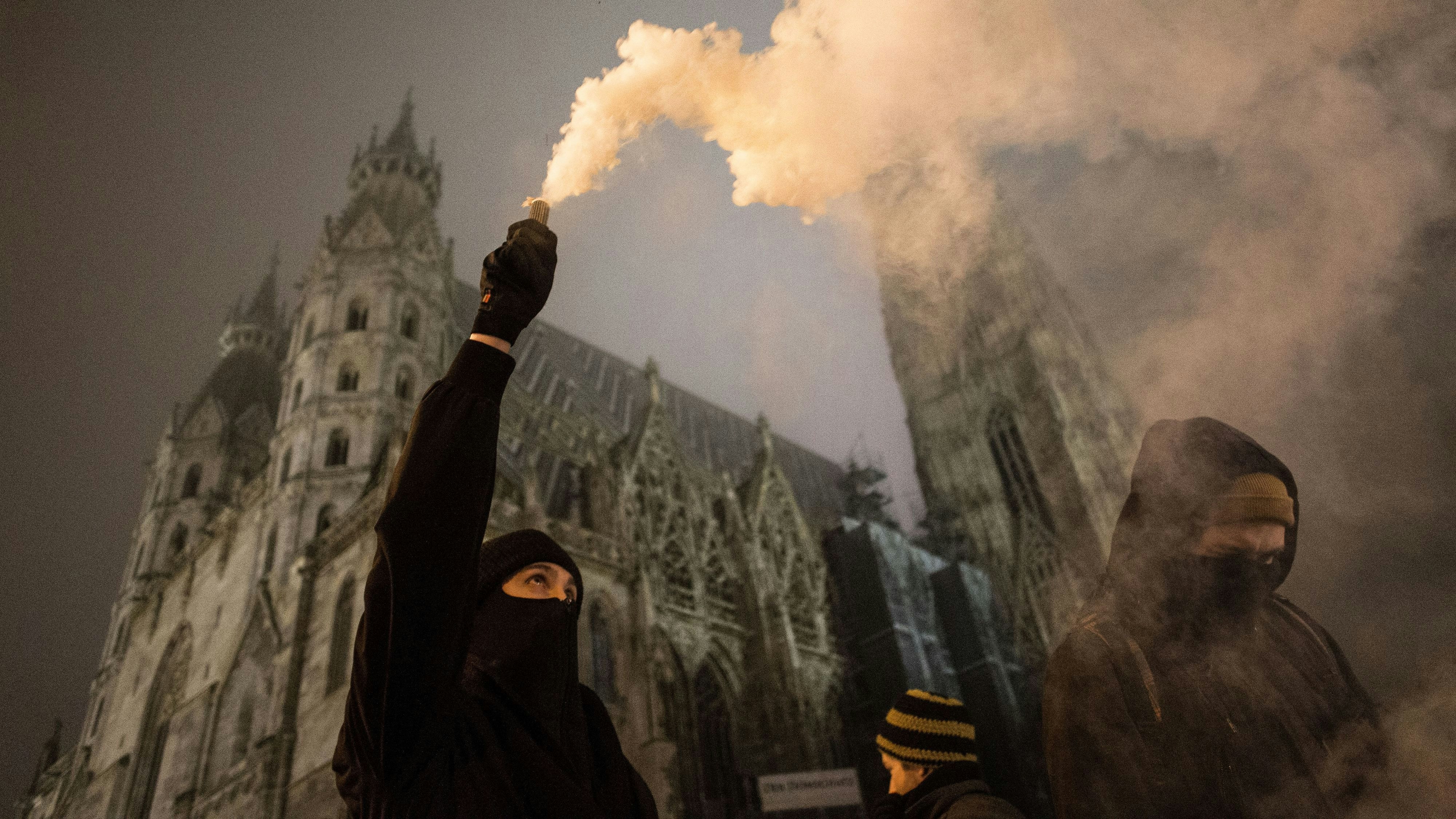 Demonstranten protestieren gegen den Akademikerball in Wien