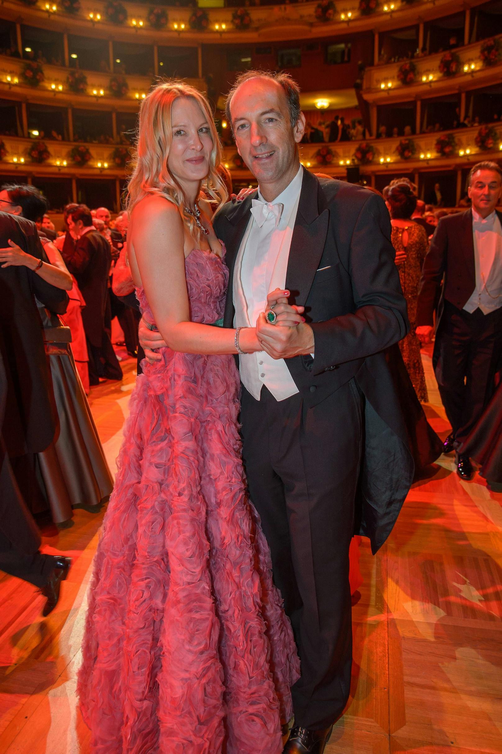 Eva (in einer rosa Blumenrobe von Daniela de Souza) und Christoph Dichand am Opernball 2018.