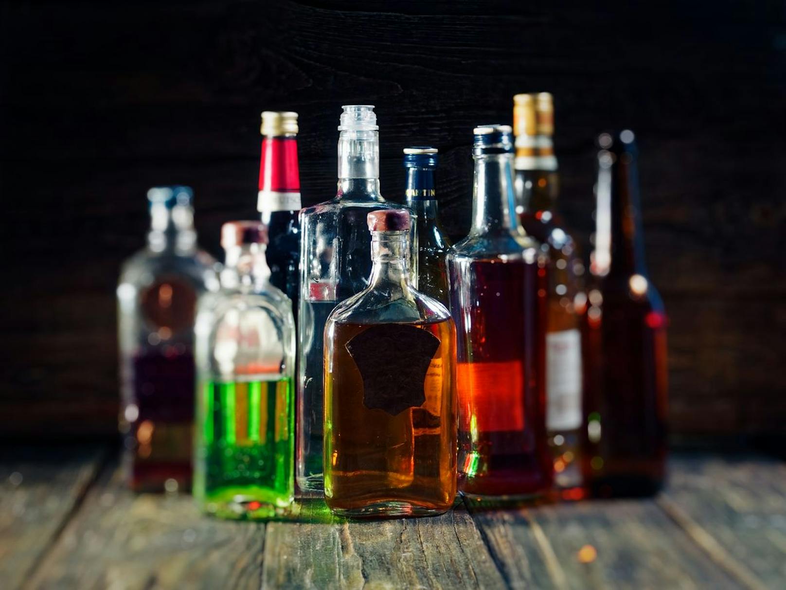 Die Dosis macht das Gift: Alkohol schädigt die Leber, sorgt für Kontrollverlust und Kopfschmerzen.&nbsp;