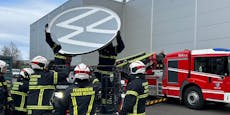 Sturmschäden! Feuerwehr rettet VW vor dem Absturz