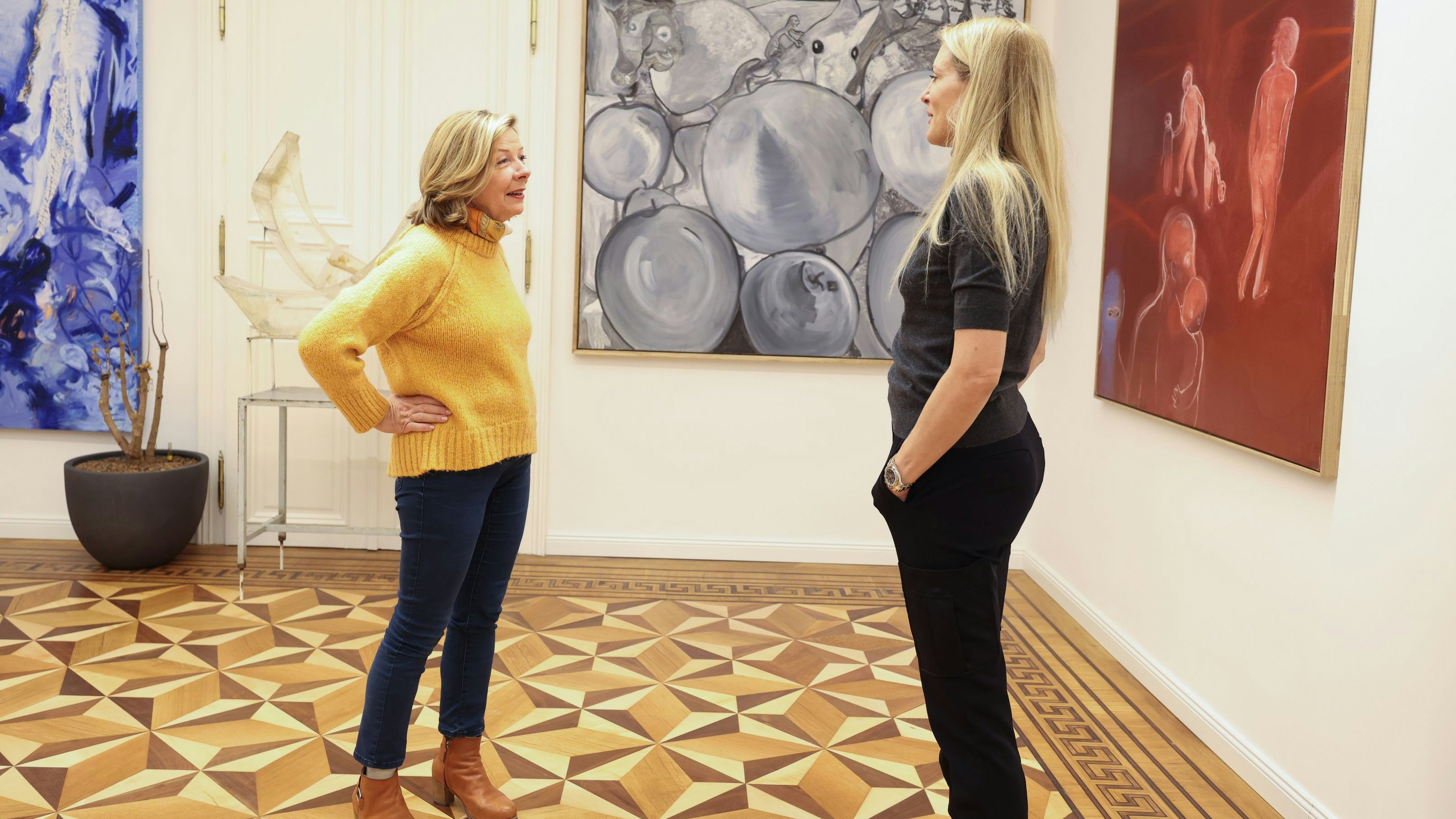 Ende einer langen Interviewreise: Eva Dichand und Conny Bischofberger lassen "To Be Titled" von Donna Huanca auf sich wirken.