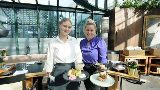 Clementine Restaurant im Hotel Palais Coburg: Servicekraft Sabrina Luef und Food and Beverage Managerin Ina Forstinger mit dem Heringsschmaus