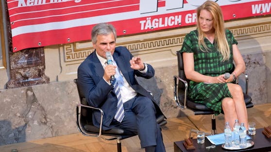"Faymann kannte ich am besten": Eva Dichand 2013 mit dem damaligen Kanzler in der Industriellenvereinigung